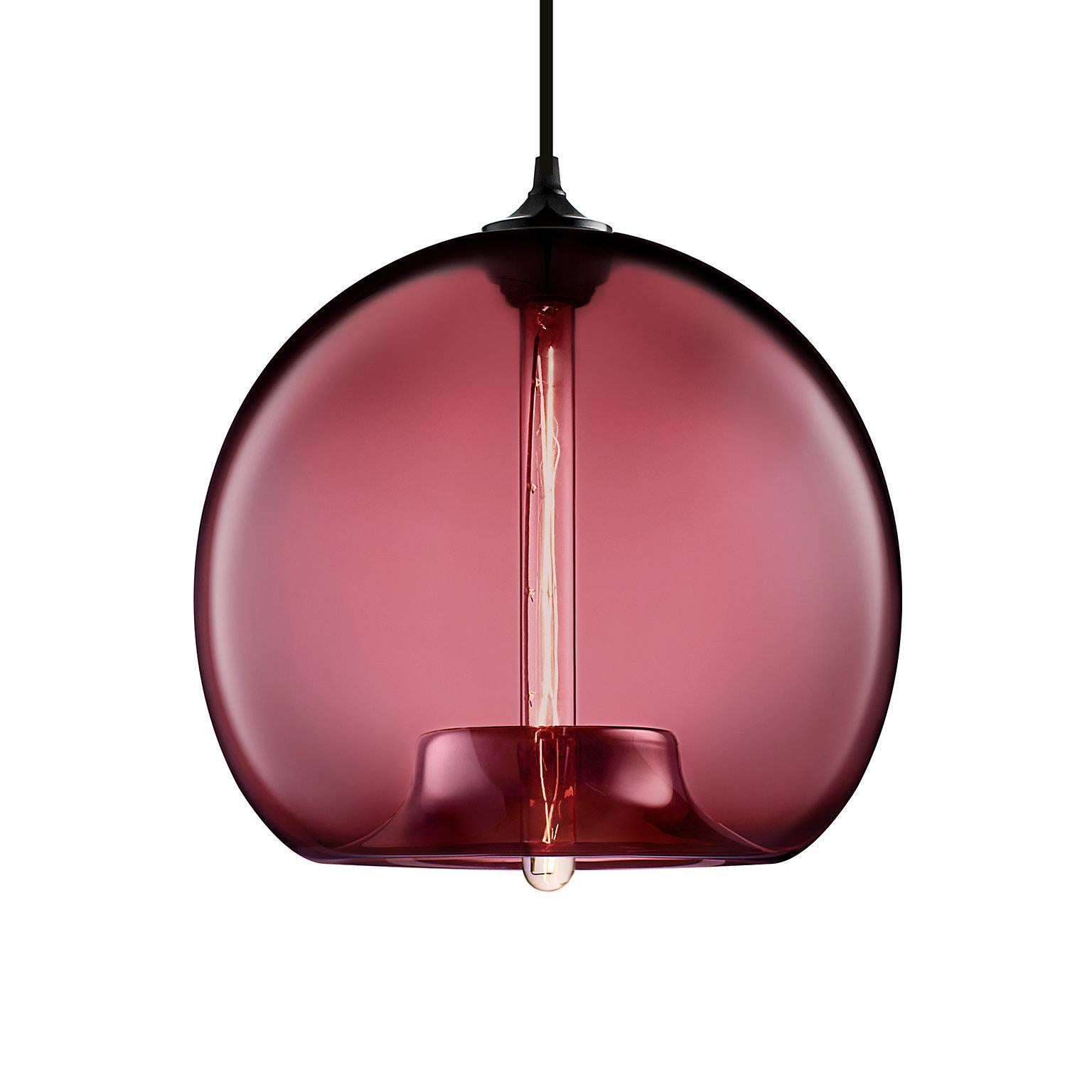 Premier design qui a inspiré Niche, le pendentif Stamen arbore un corps voluptueux qui se replie sur lui-même de manière inattendue. Chaque suspension en verre provenant de Niche est soufflée à la main par de véritables êtres humains dans un studio