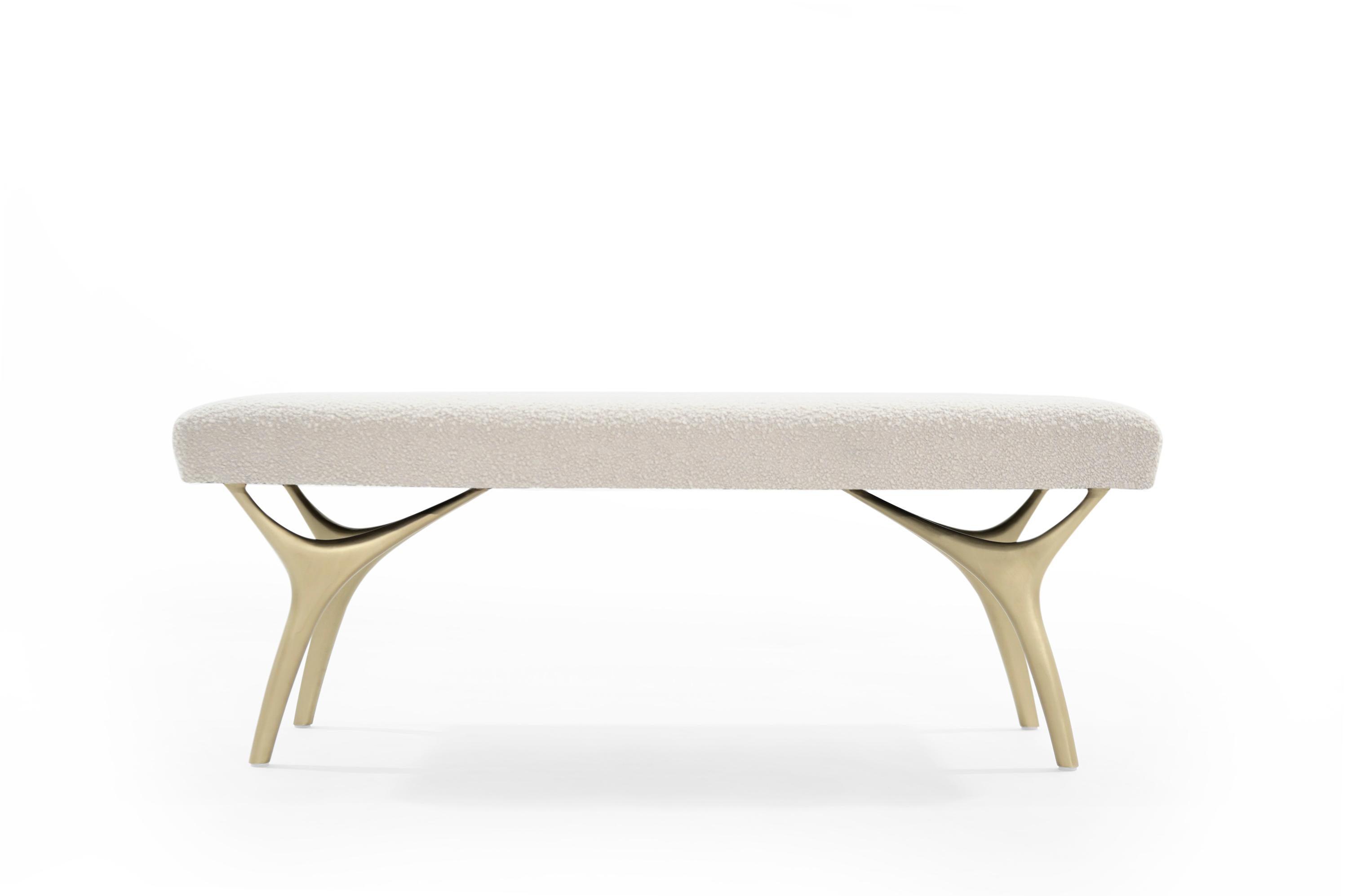 Die Crescent Bench von Carlos Solano für Stamford Modern ist eine bemerkenswerte Mischung aus Eleganz, Stabilität und handwerklicher Kunstfertigkeit. Diese exquisite Bank ist so konzipiert, dass sie jeden Raum durch ihre fesselnde Präsenz und