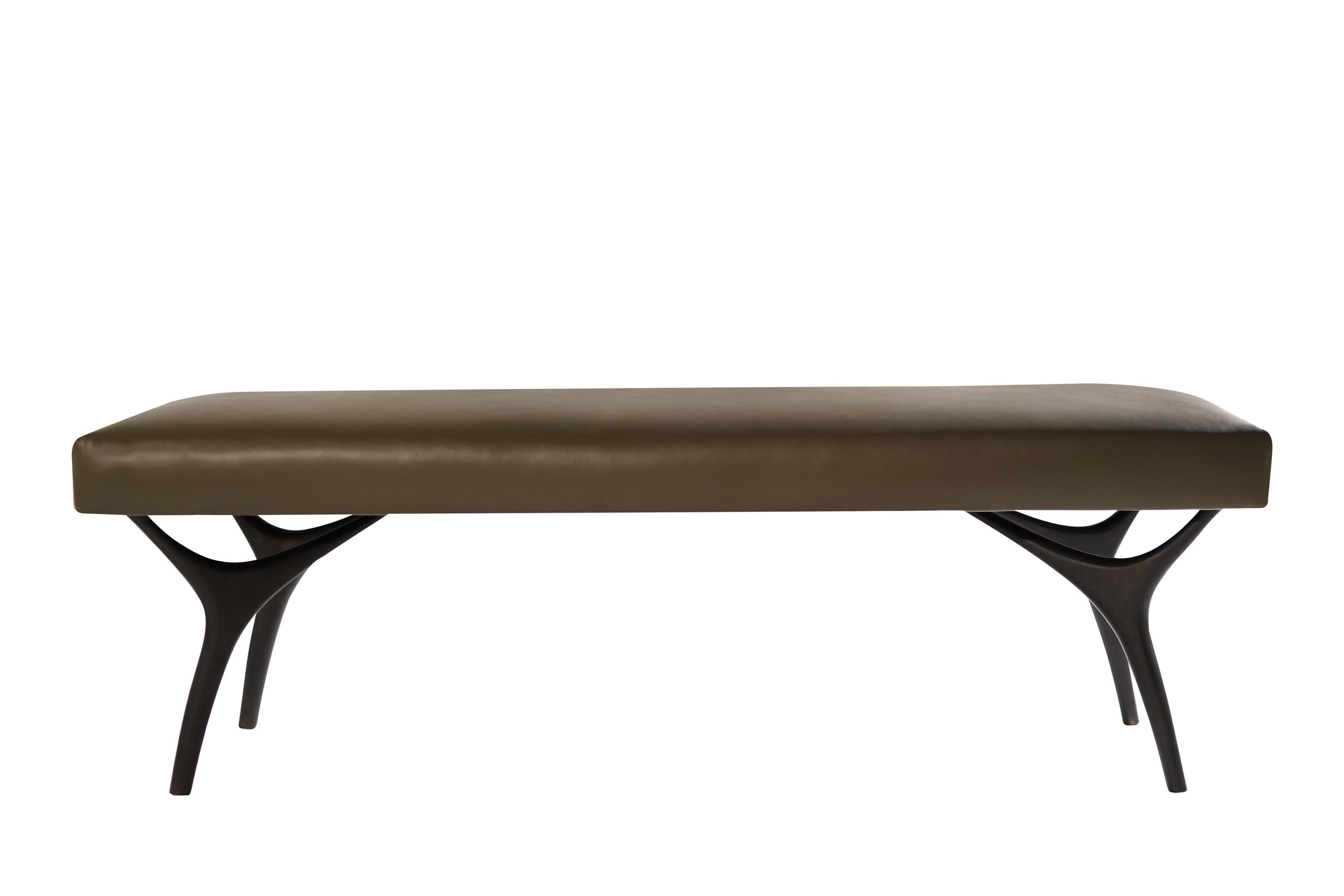 Die Crescent Bench schwebt mühelos auf bronzenen Fingerspitzen aus Messing. Inspiriert von Visionären des 20. Jahrhunderts wie Gio Ponti und Vladimir Kagan, bietet diese Bank eine einzigartige Perspektive. Das weiche Sitzkissen ist mit olivgrünem
