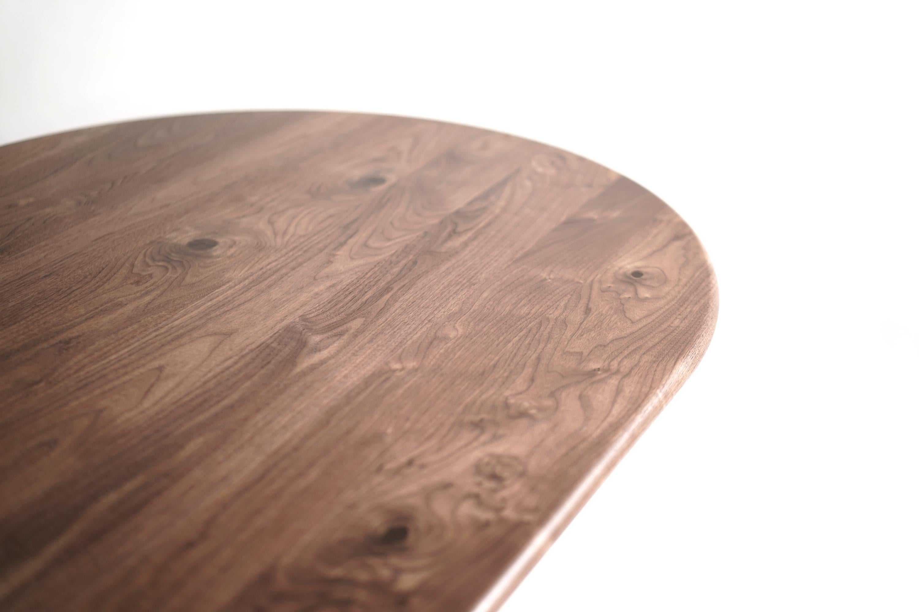 XXIe siècle et contemporain Table de salle à manger Gazelle en noyer version ovale par Stamford Modern en vente