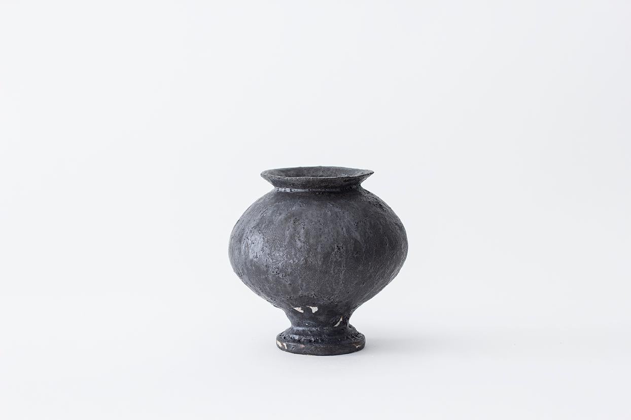Vaso in gres Stamnos Antracita di Raquel Vidal e Pedro Paz
Dimensioni: 16 x 16 cm
Materiali: Ceramica scolpita a mano e smaltata

I pezzi sono realizzati a mano in gres bianco con grog, e spazzolati con mix di smalti sperimentali e superficie