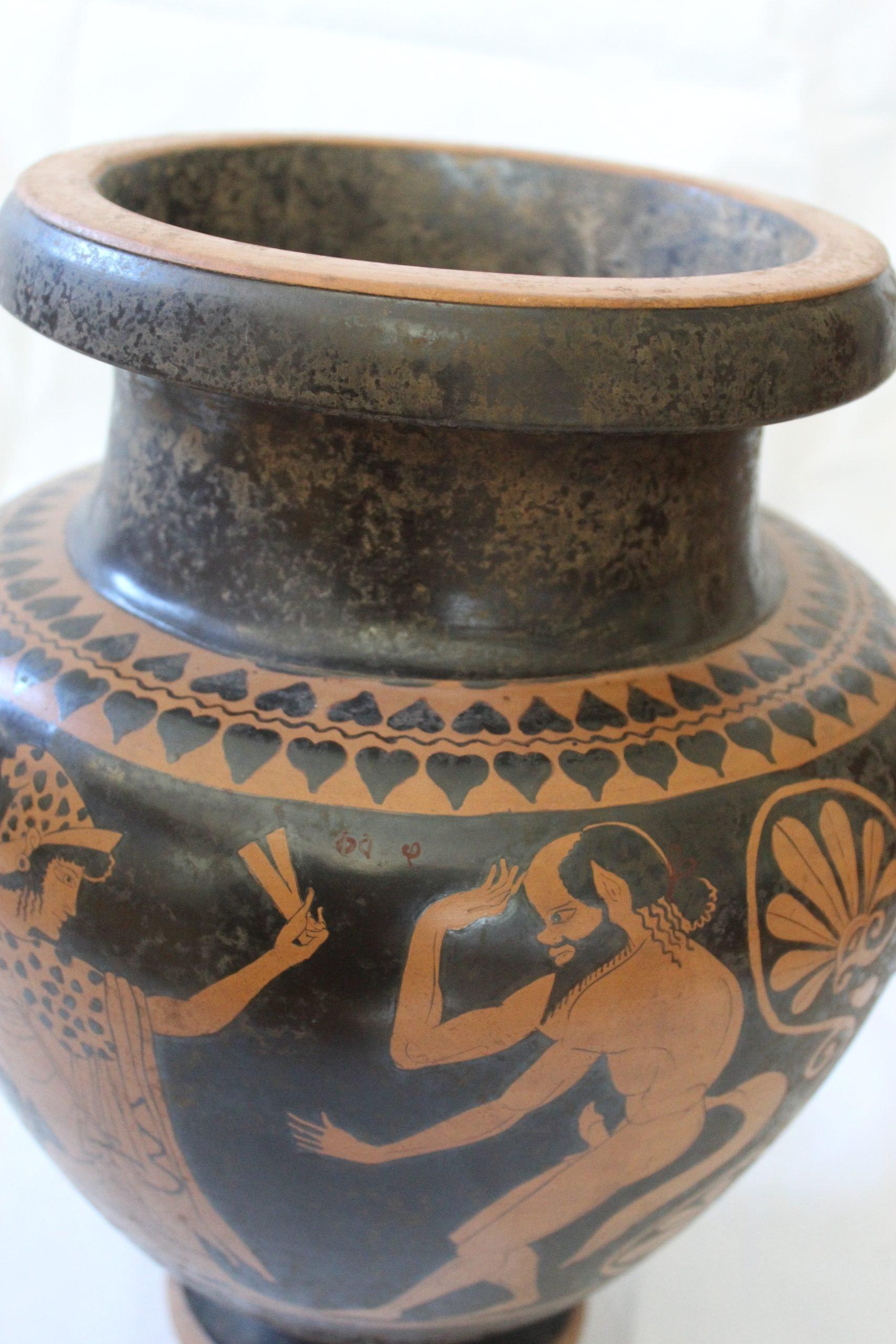 Descrizione:
Vaso in terracotta, fine XX secolo, collezione privata dell'importante artista Roberto Diberardino, maestro tra gli autori di oggetti in stile etrusco. 
Spese di spedizione indicative in Italia: 90€ e in Europa: 130€.
Tag: Vaso Secolo