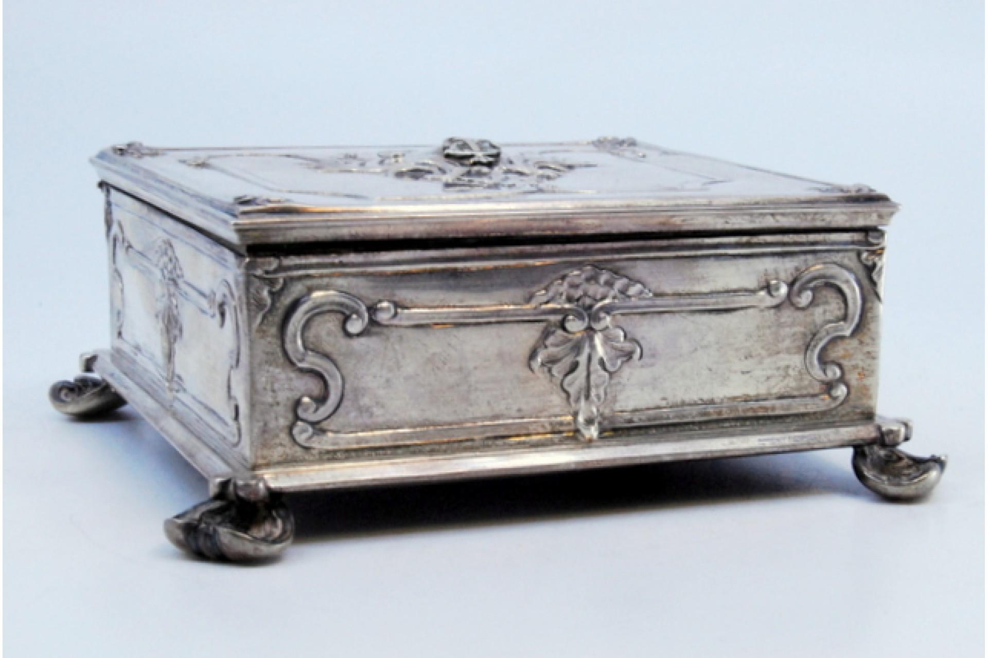 Stamp box in embossed silver w/ wooden interior & five compartments, hinged lid In Good Condition For Sale In Porto, PT