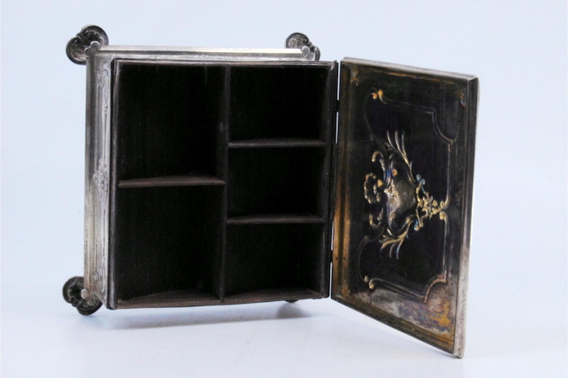 Stamp box in embossed silver w/ wooden interior & five compartments, hinged lid For Sale 2