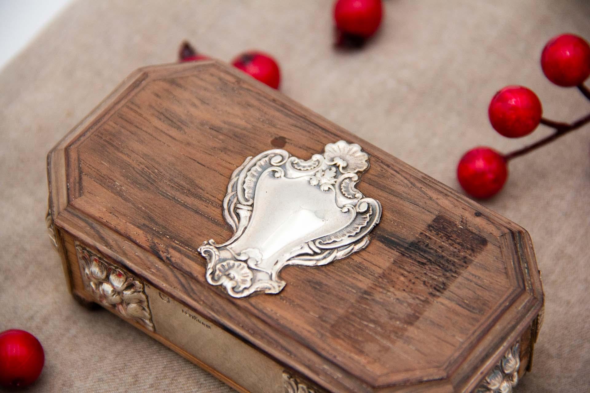 Stamp box in rosewood with embossed silver applications and set on four feet In Good Condition For Sale In Porto, PT