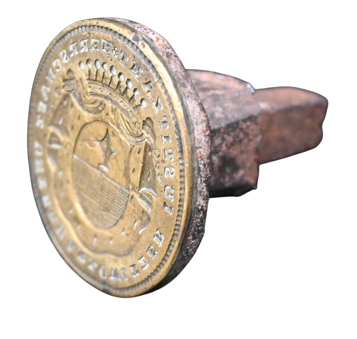 Un importante nobile  Sigillo di cera del XVIII secolo in ferro battuto e ottone, patina antica, altezza 4 cm, superficie del timbro 3,2 x 3,4 cm