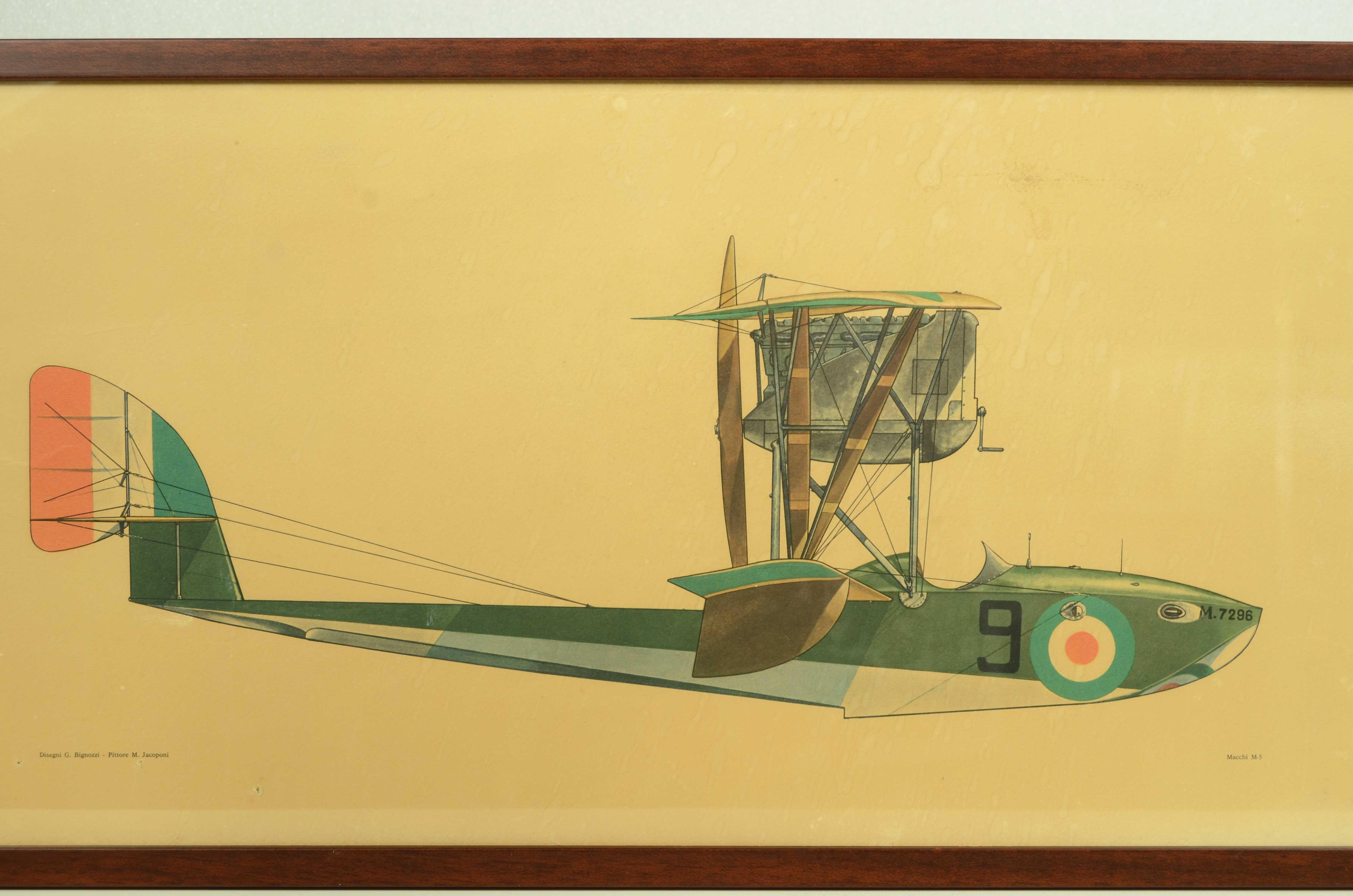 Stampa a colori su cartoncino degli anni cinquanta, raffigurante un idrocaccia Macchi M5 costruito a Varese dalla società Anonima Macchi-Nieuport, poi diventata Aeronautica Macchi. 
Buono stato, qualche macchia. Misure cm63x 31,5x  – 24.8x12.3x0.8