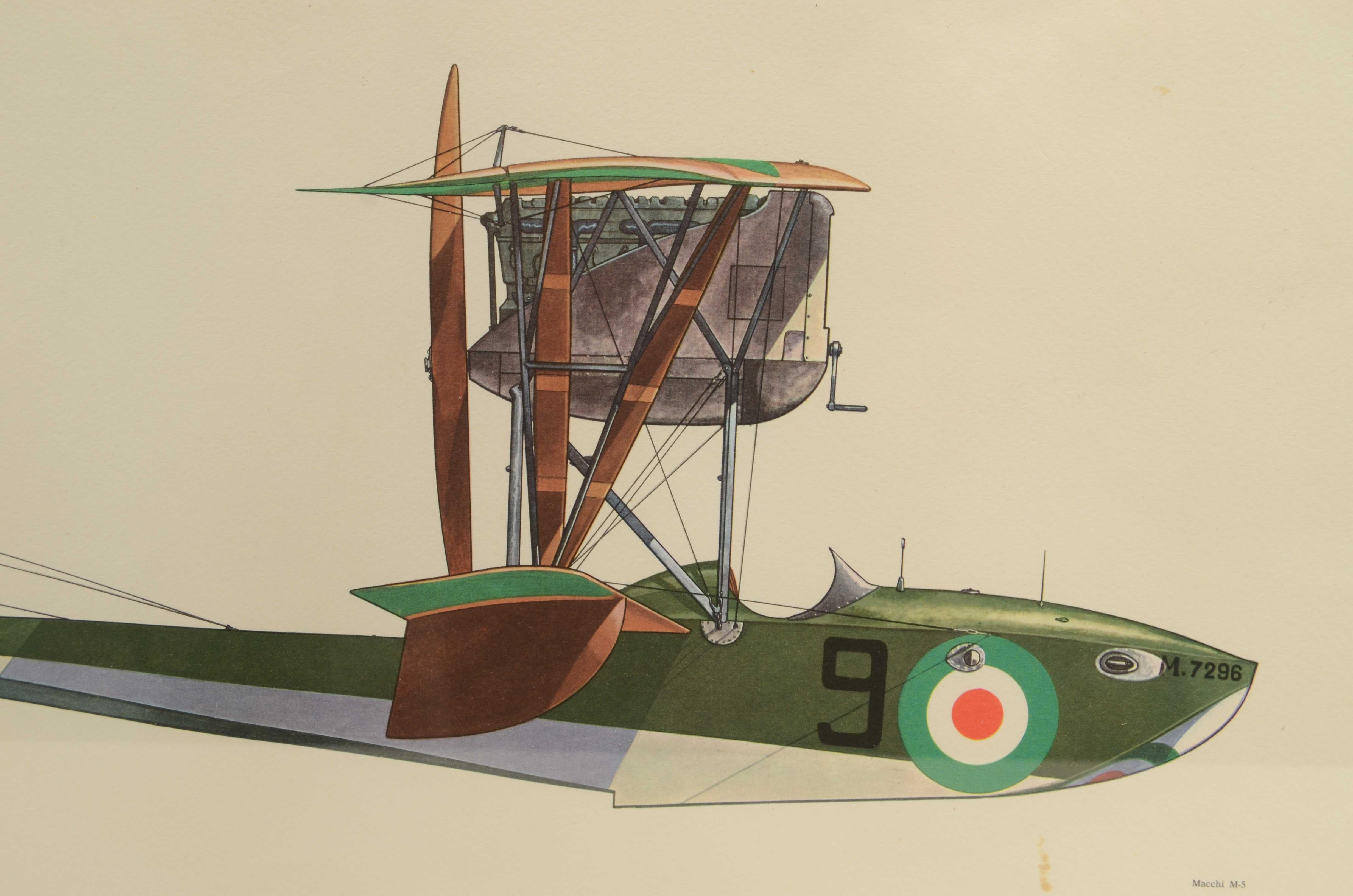 impression couleur des années 1950 représentant un hydrocock Macchi M5 construit à Varèse par la société Anonima Macchi-Nieuport, qui deviendra plus tard Aeronautica Macchi.
Monté sur un support en faésite et en verre avec crochets. Bon état,