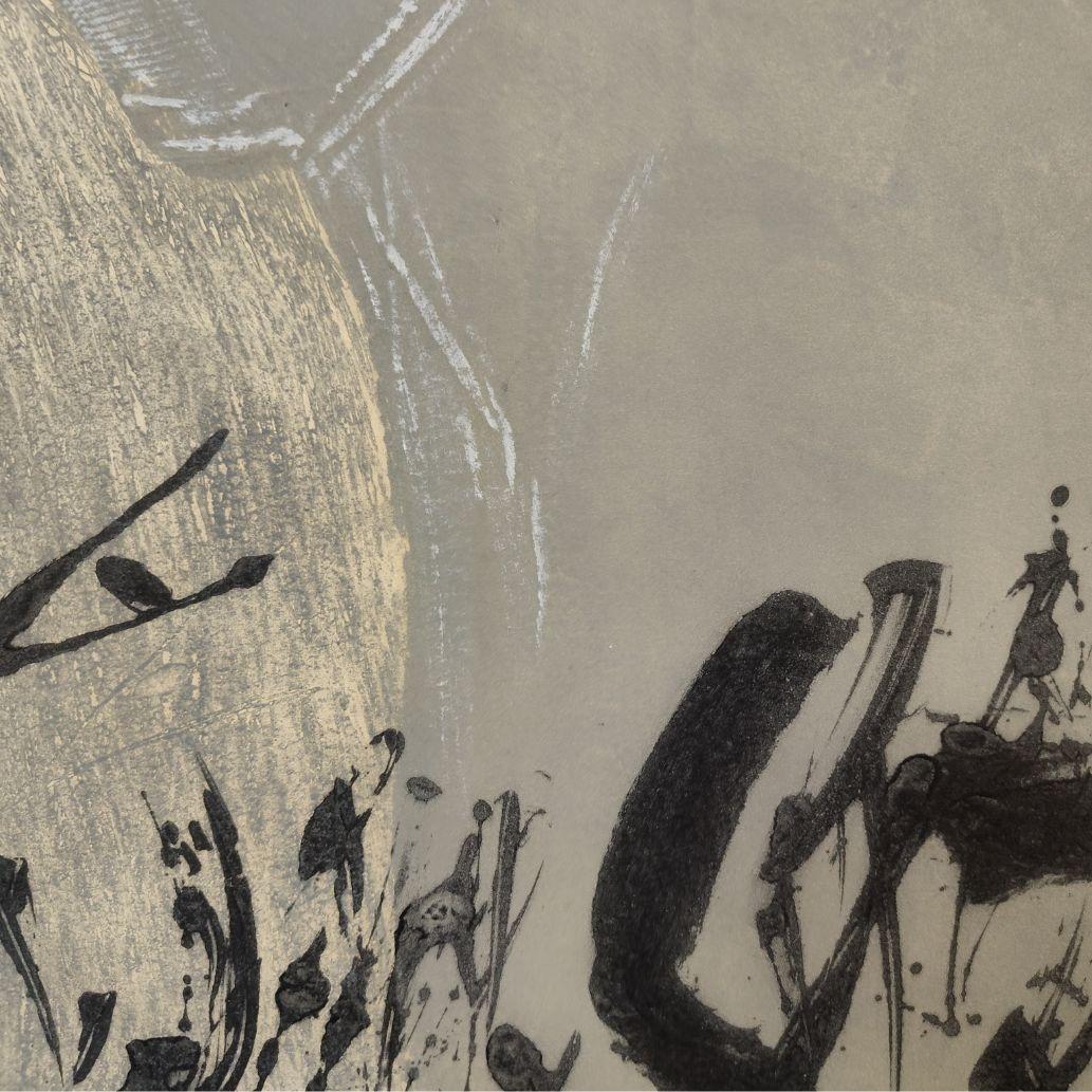 Antoni Tàpies gilt als einer der bedeutendsten spanischen Künstler des 20. Jahrhunderts und ist einer der führenden Vertreter der europäischen informellen Kunst. Sein Werk kombiniert Materie, Zeichen und Symbole, oft mit einem starken spirituellen