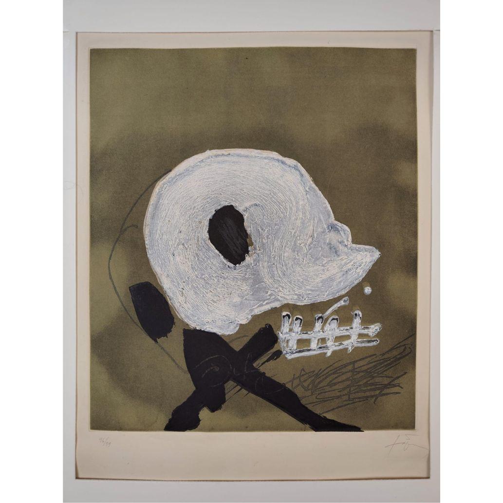 Antoni Tàpies è considerato uno degli artisti spagnoli più significativi del XX secolo ed è uno degli esponenti principali dell’informale europeo. La sua opera unisce materia, segni e simboli, spesso con un forte valore spirituale e politico. Usava