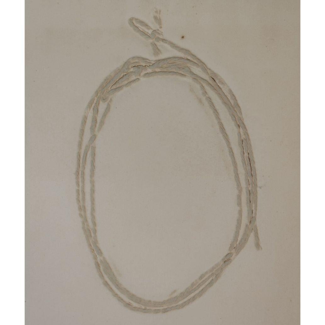 Antoni Tàpies è considerato uno degli artisti spagnoli più significativi del XX secolo ed è uno degli esponenti principali dell’informale europeo. La sua opera unisce materia, segni e simboli, spesso con un forte valore spirituale e politico. Usava