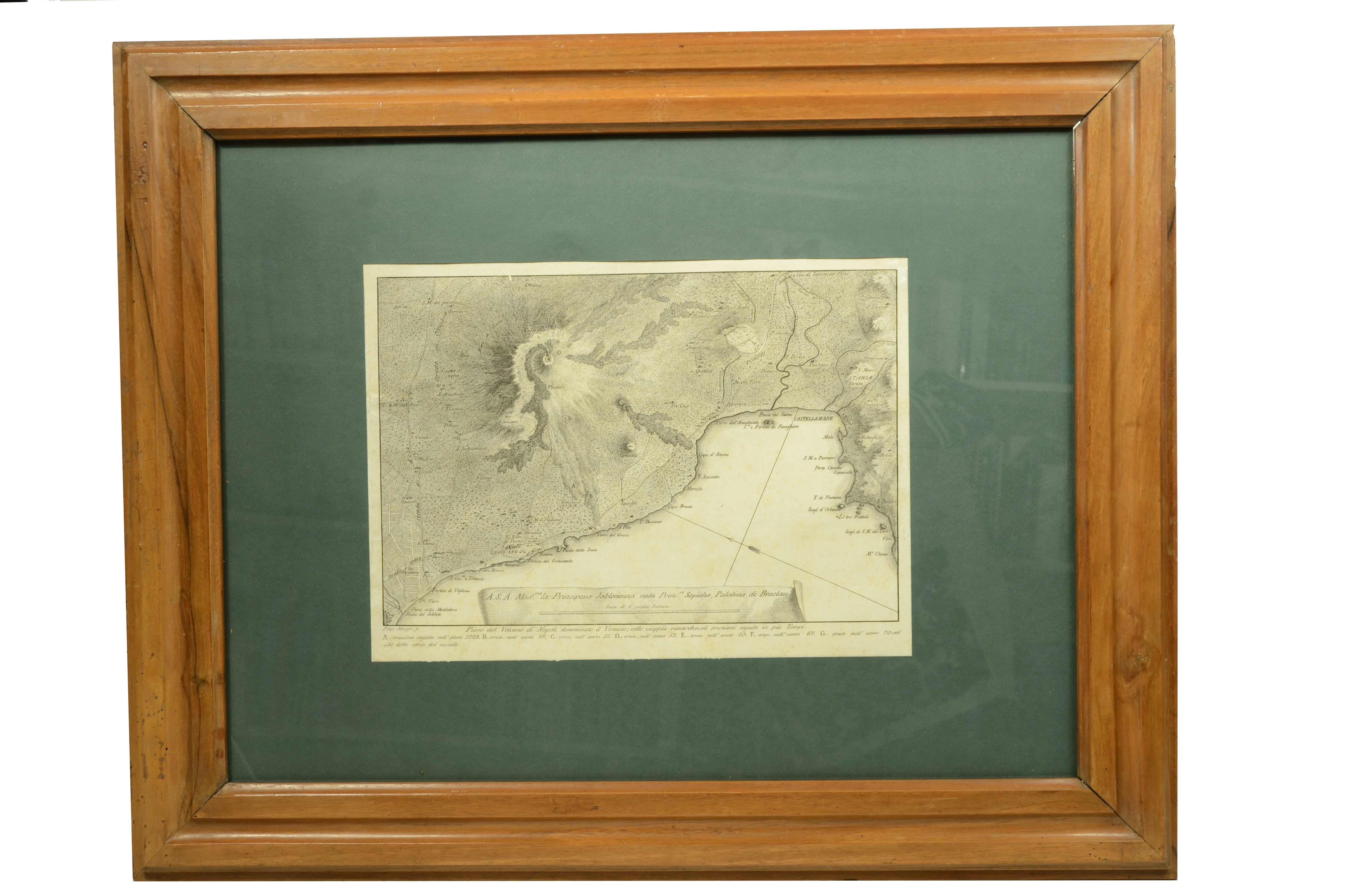 Stampa della fine del XVIII secolo, raffigurante le eruzioni vulcaniche del Vesuvio edita da  Raffaello Morghen (1758-1833). 
Cornice sagomata in noce con qualche segno di tarlo. Misure stampa cm 39x28,4 – 15.4x11.3 inches, misure cornice cm 77x61,5