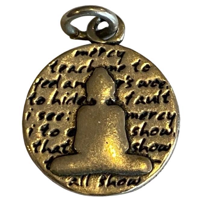 Pendentif circulaire en argent 950 estampillé Bouddha avec citation de la miséricorde bouddhiste en vente