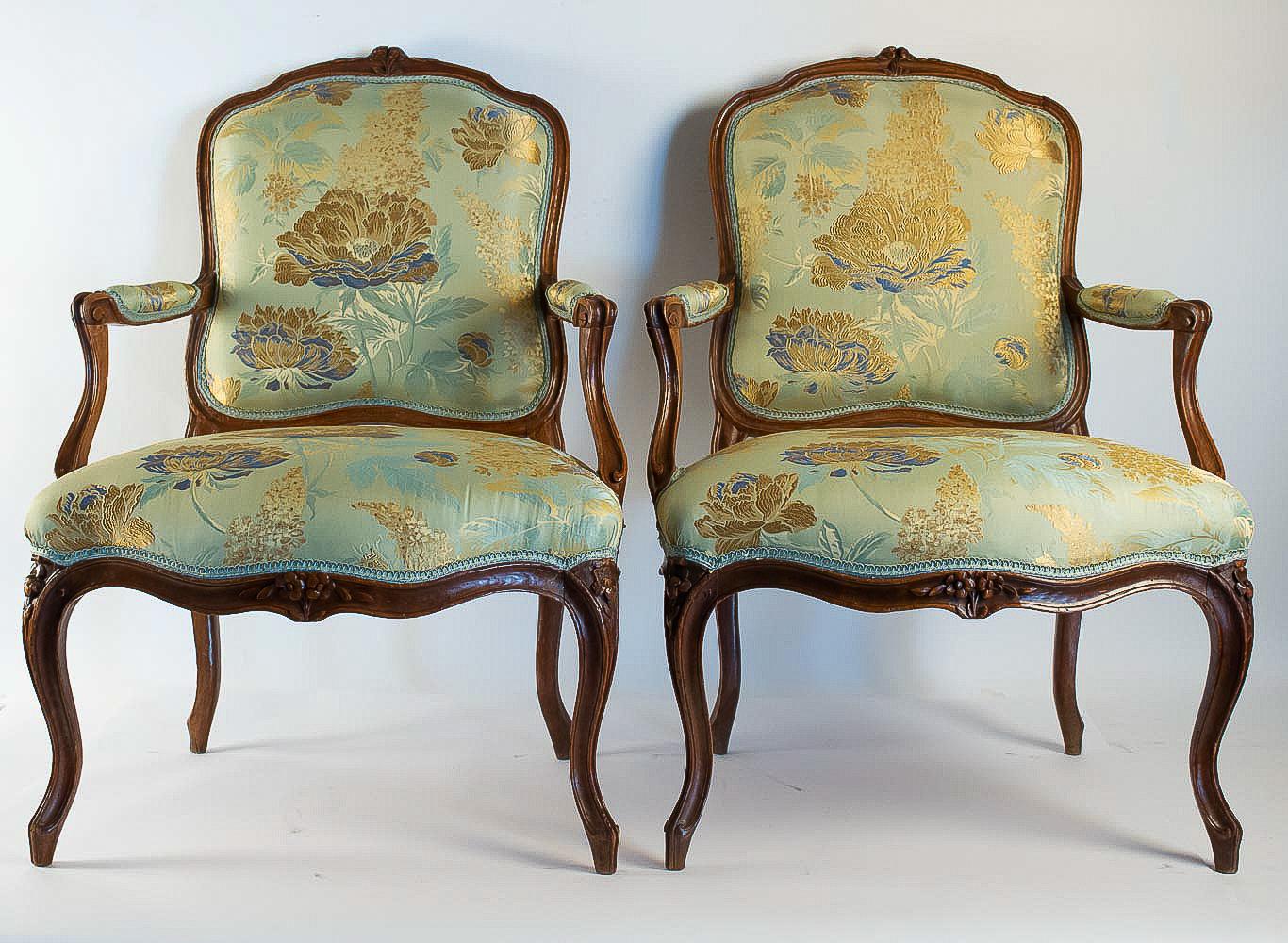 Stamped by Louis Delanois, Louis XV period pair of large armchairs, circa 1765-1770.

A beautiful et rare pair of large armchairs in beechwood with floral carving on its back and front seat.
Our armchairs are in good original condition and there