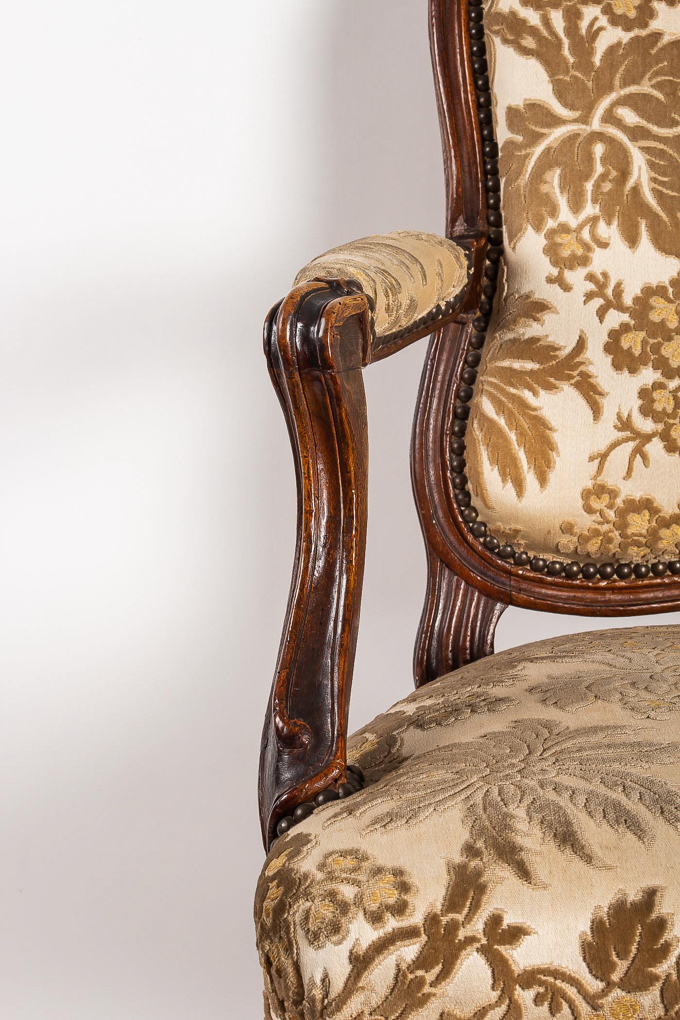 Stamped by Martin Jardin Pair of Large Louis XV Walnut Armchairs, circa 1760 For Sale 4