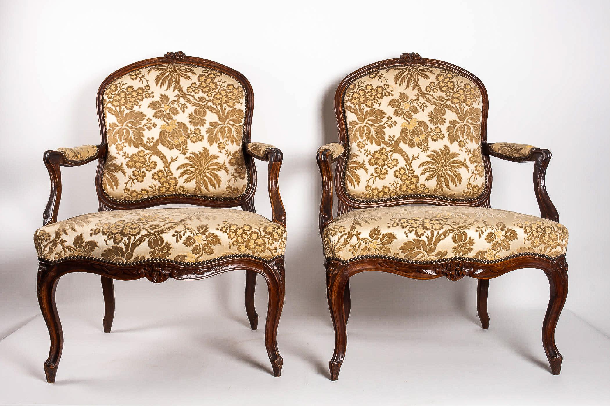 Stamped by Martin Jardin pair of large Louis XV Walnut armchairs, circa 1760

Elegant and decorative pair of large walnut carved armchairs, stamped by Martin Jardin.

French work, manufactured in the city of Lyon, late Louis XV period, circa