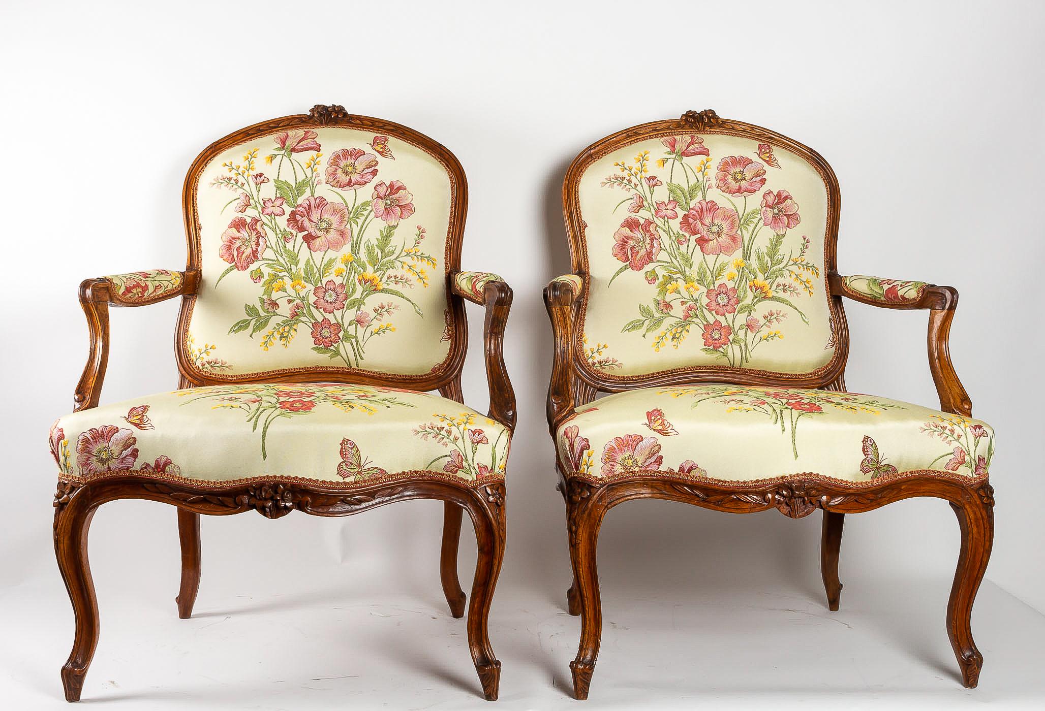 Stamped by Martin Jardin pair of large Louis XV walnut armchairs, circa 1760.

Elegant and decorative pair of large walnut carved armchairs, stamped by Martin Jardin.

French work, manufactured in the city of Lyon, late Louis XV period, circa