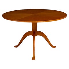Table ronde sculptée estampillée Carl Malmsten