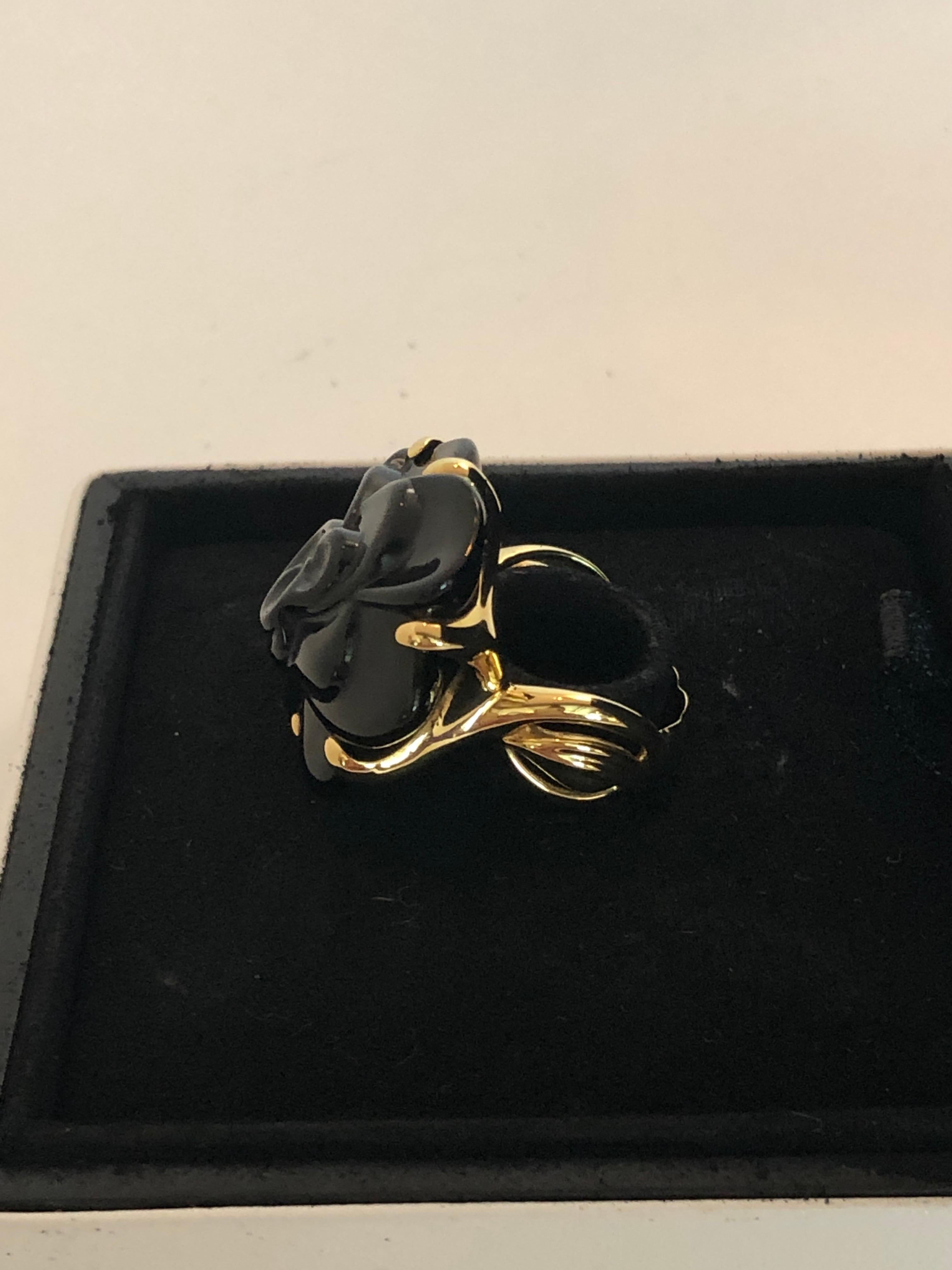 Stamped Chanel 18K Yellow Gold With Carved Black Onyx Camellia Cocktail Ring For Sale 4