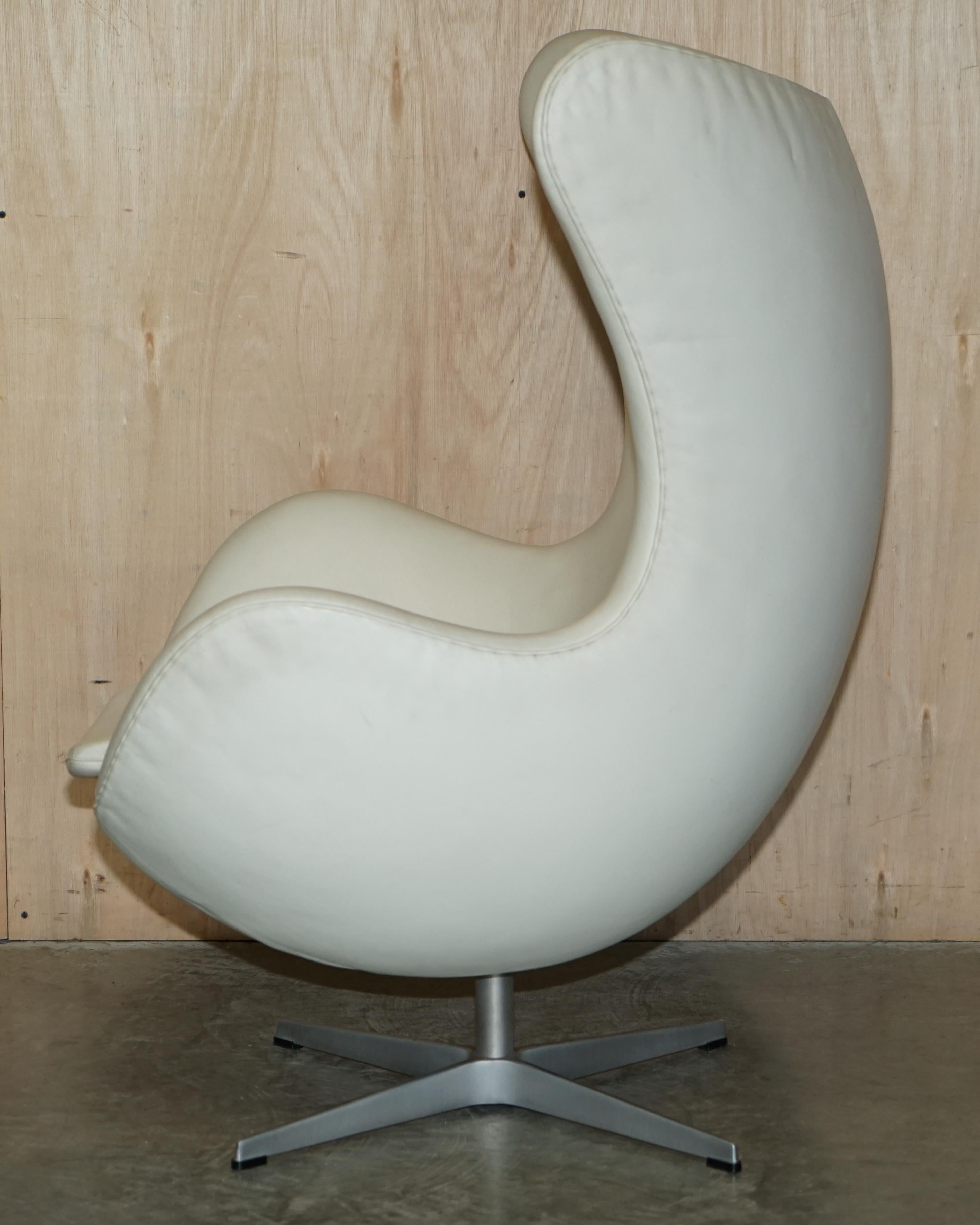 Stamped Fritz Hansen Cream Leather Egg Chair & Ottoman Footstool For Sale 6