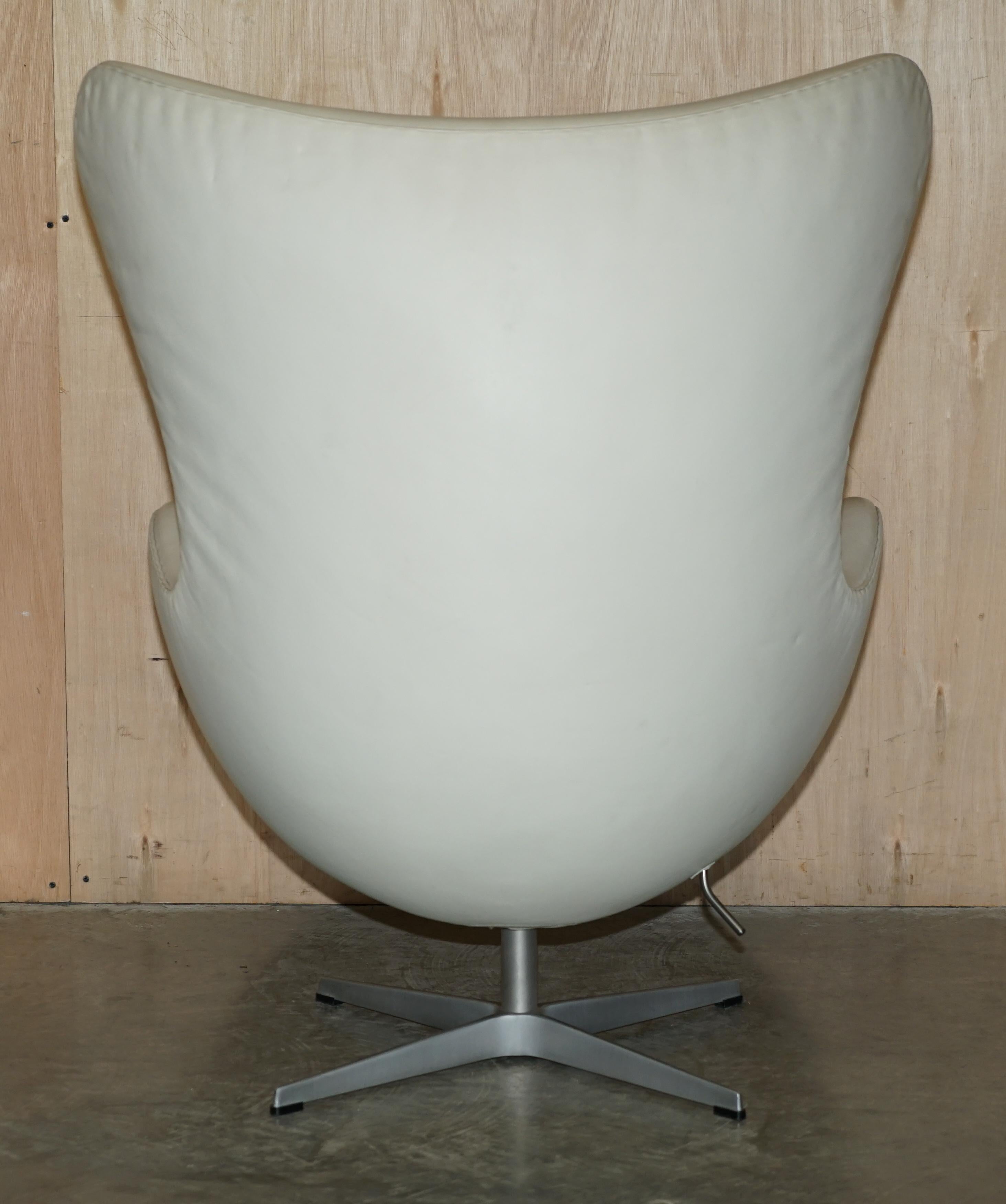 Stamped Fritz Hansen Cream Leather Egg Chair & Ottoman Footstool For Sale 7