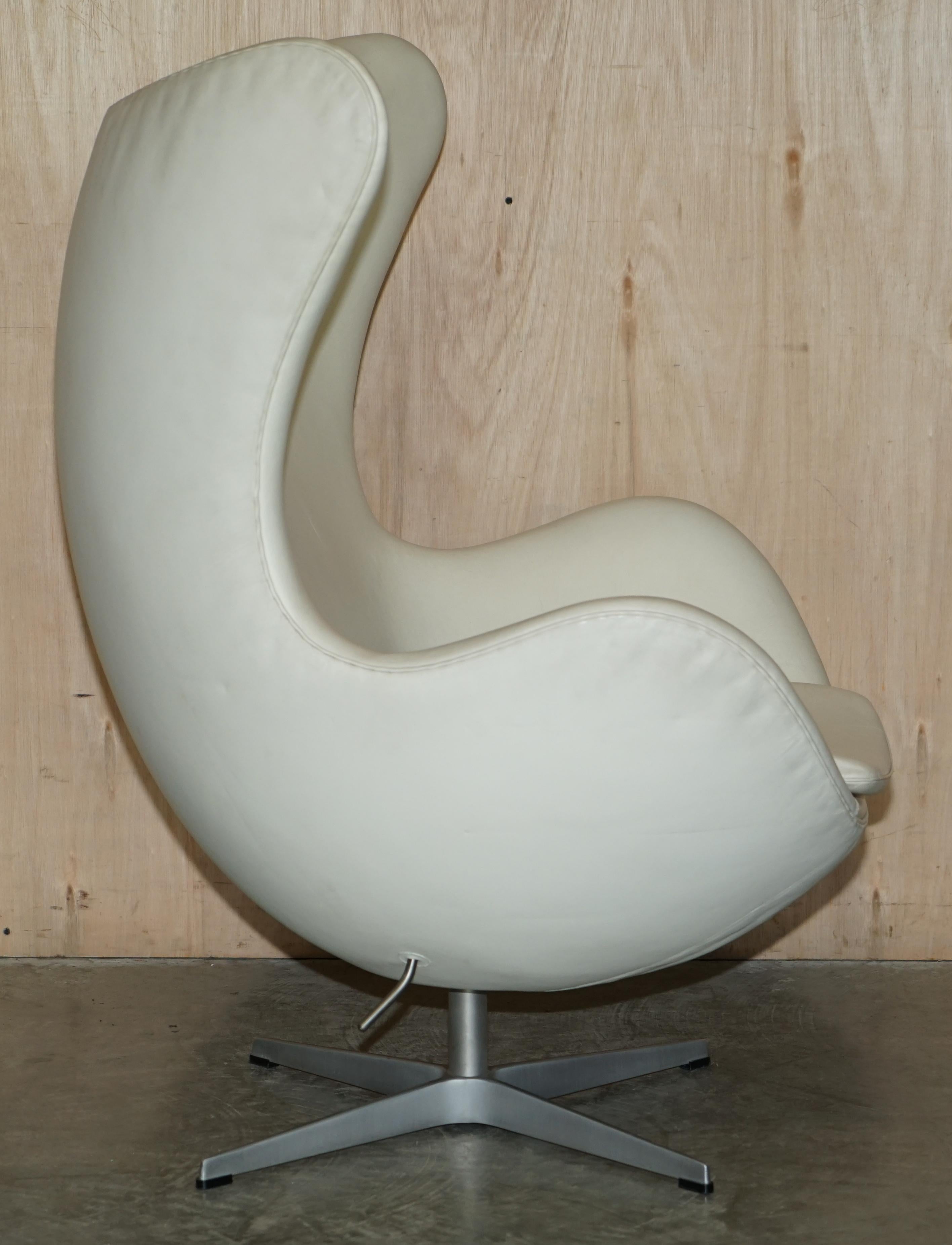 Stamped Fritz Hansen Cream Leather Egg Chair & Ottoman Footstool For Sale 8