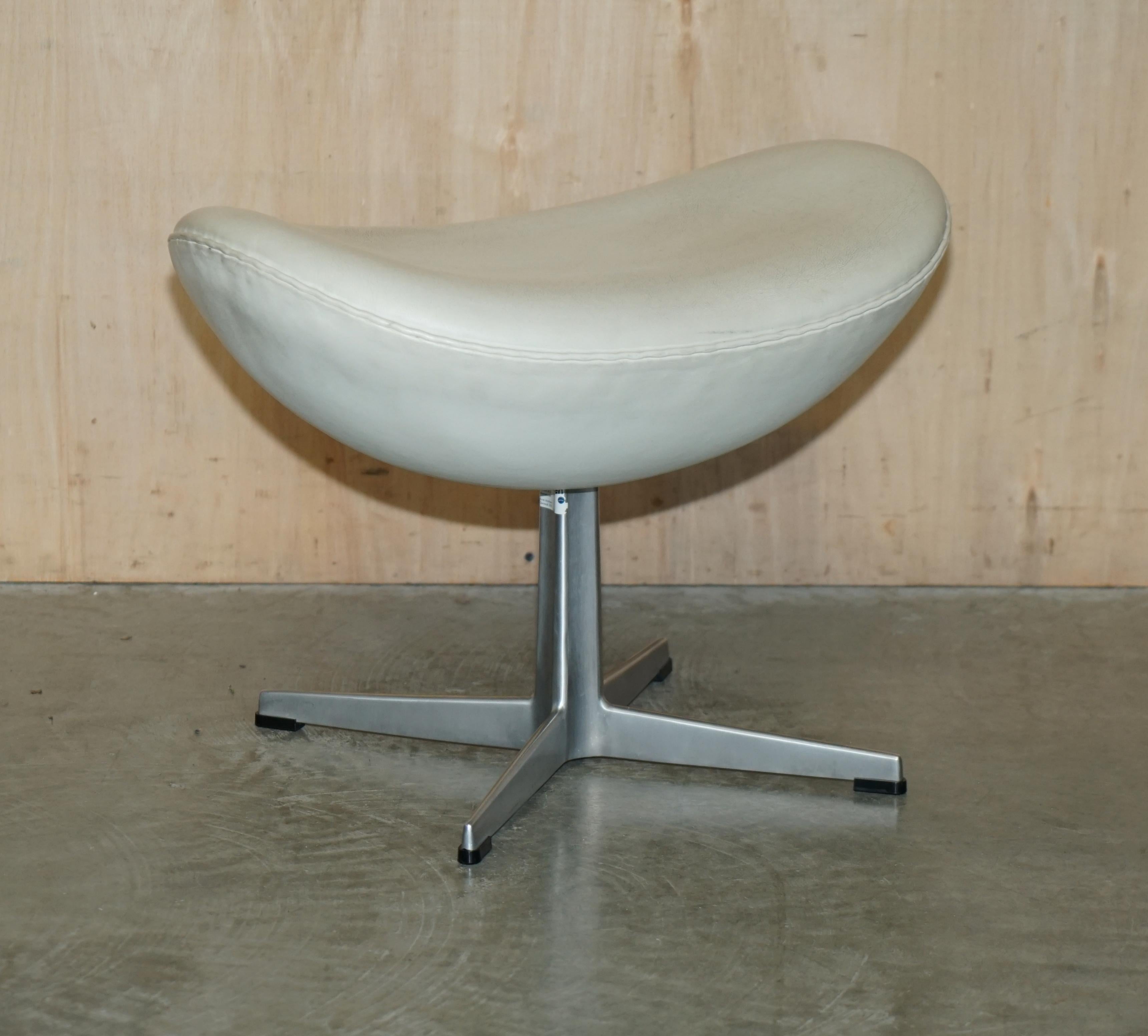 Stamped Fritz Hansen Cream Leather Egg Chair & Ottoman Footstool For Sale 9