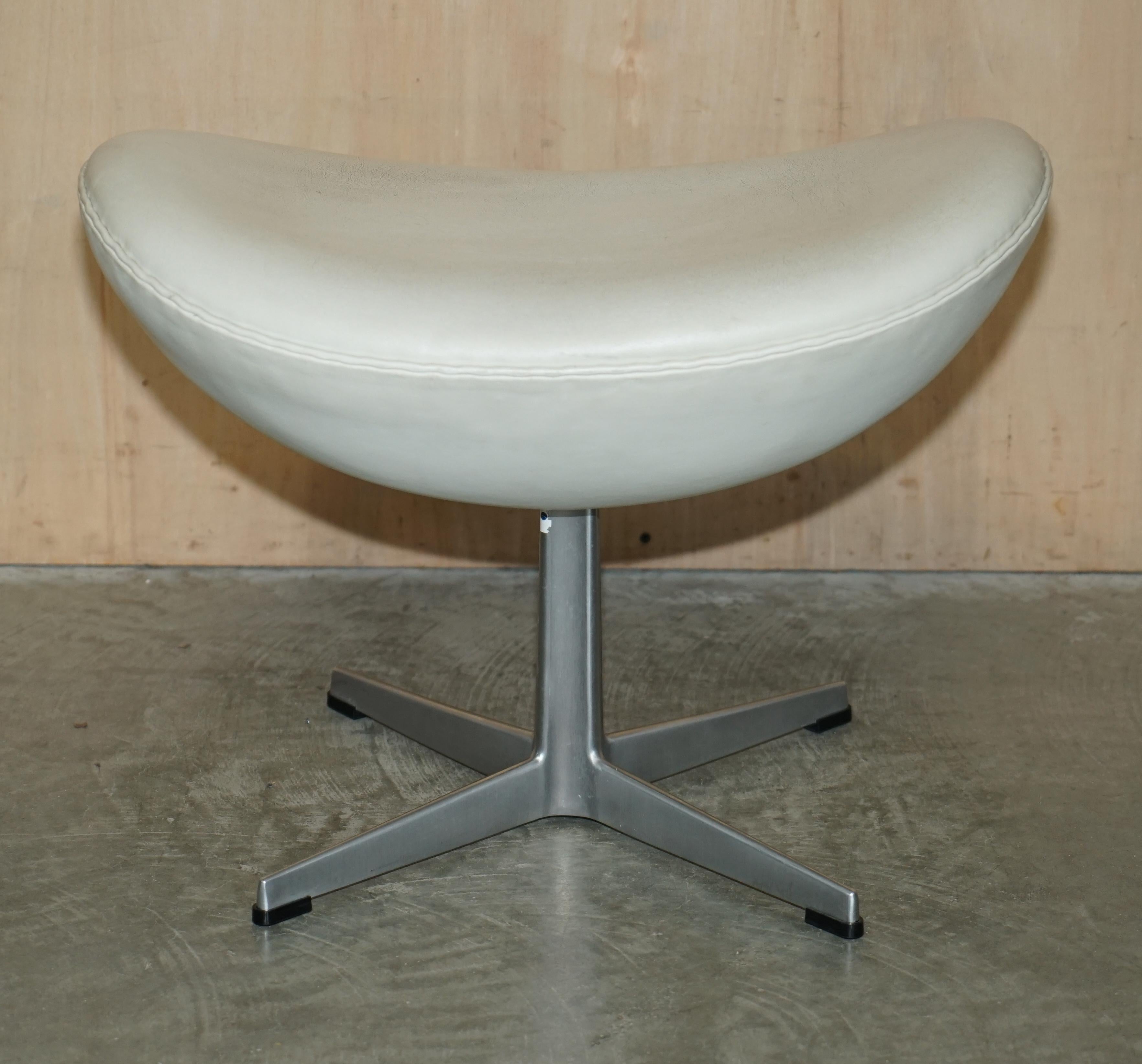 CHAISE EGG EN CUIR CRÉMÉ FRITZ HANSEN ET OTTOMAN FOOTSTOOL STAMPED en vente 9