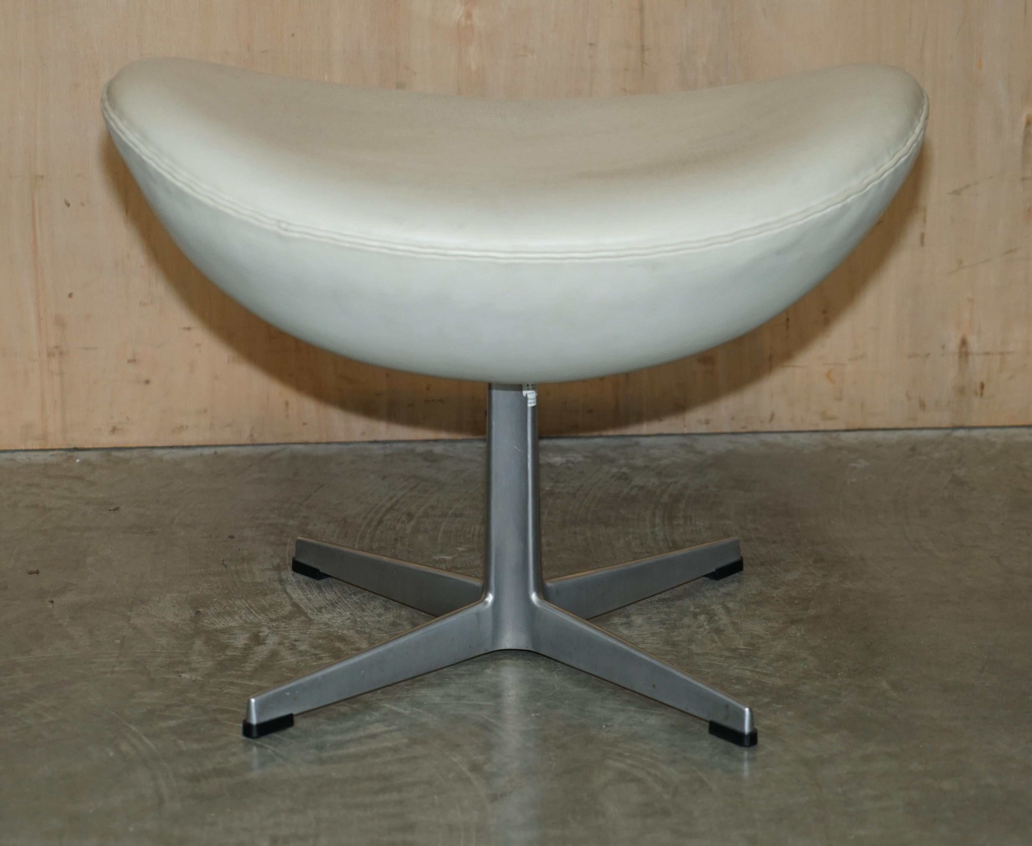 Stamped Fritz Hansen Cream Leather Egg Chair & Ottoman Footstool For Sale 12