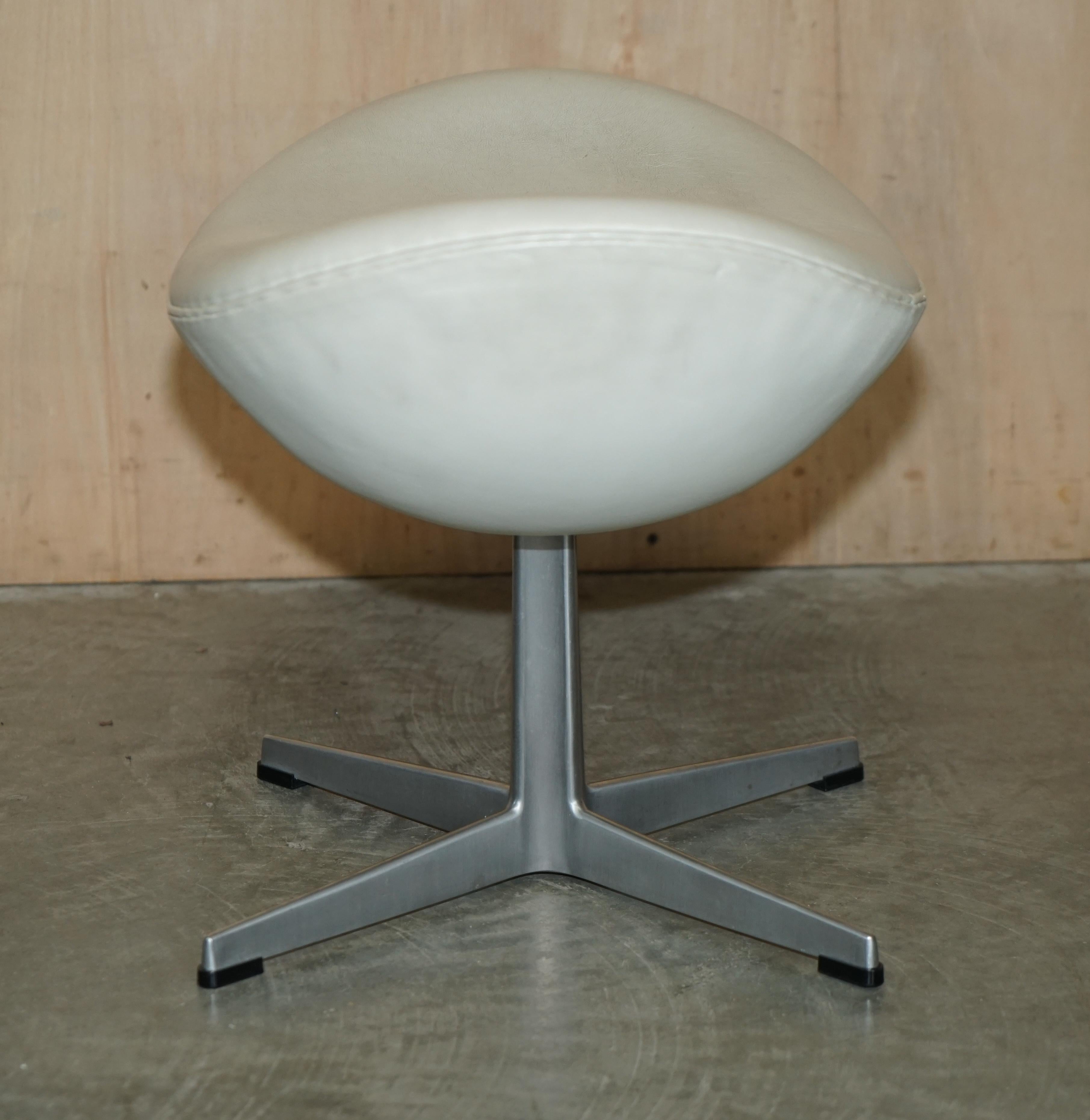 Stamped Fritz Hansen Cream Leather Egg Chair & Ottoman Footstool For Sale 13