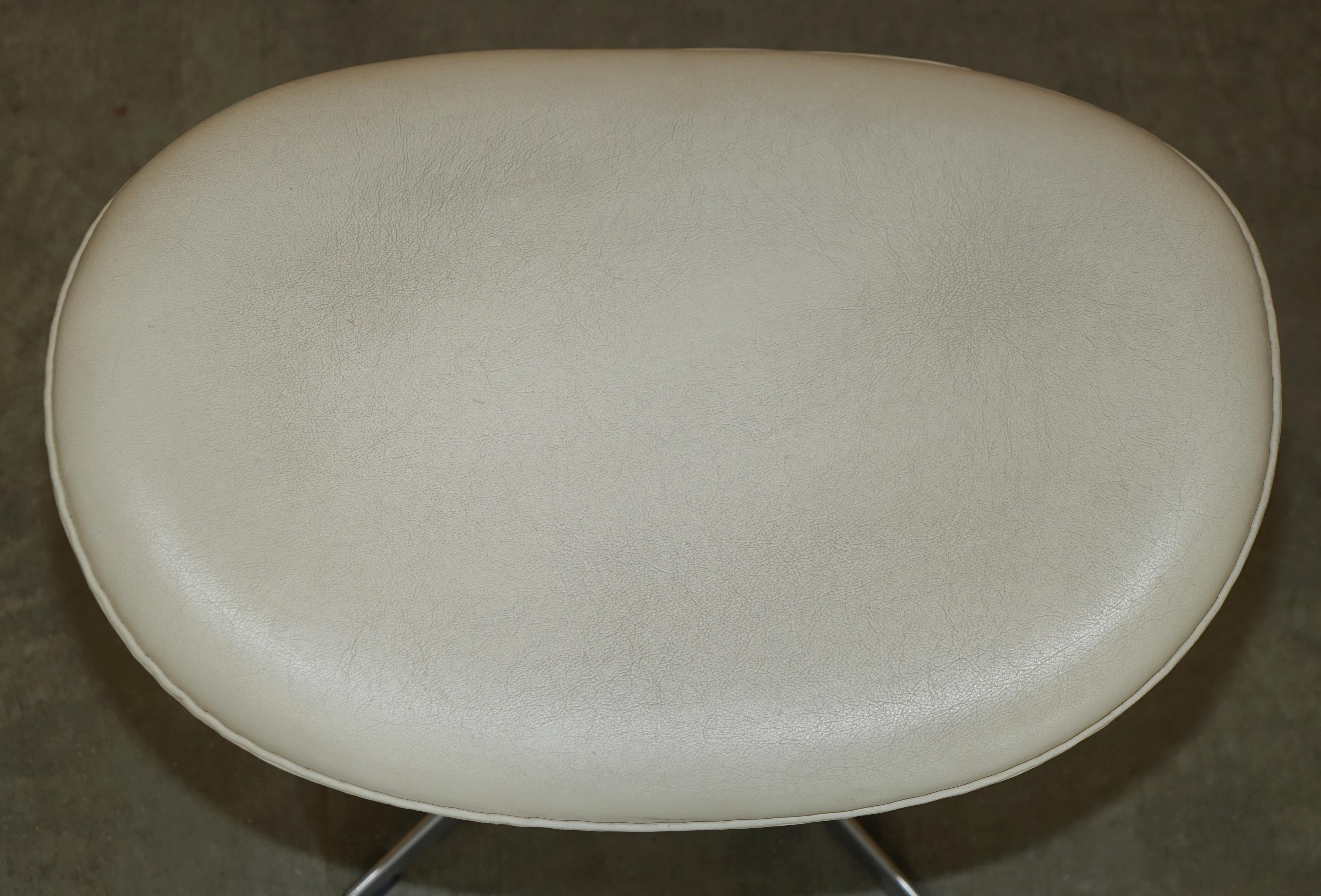 Stamped Fritz Hansen Cream Leather Egg Chair & Ottoman Footstool For Sale 14