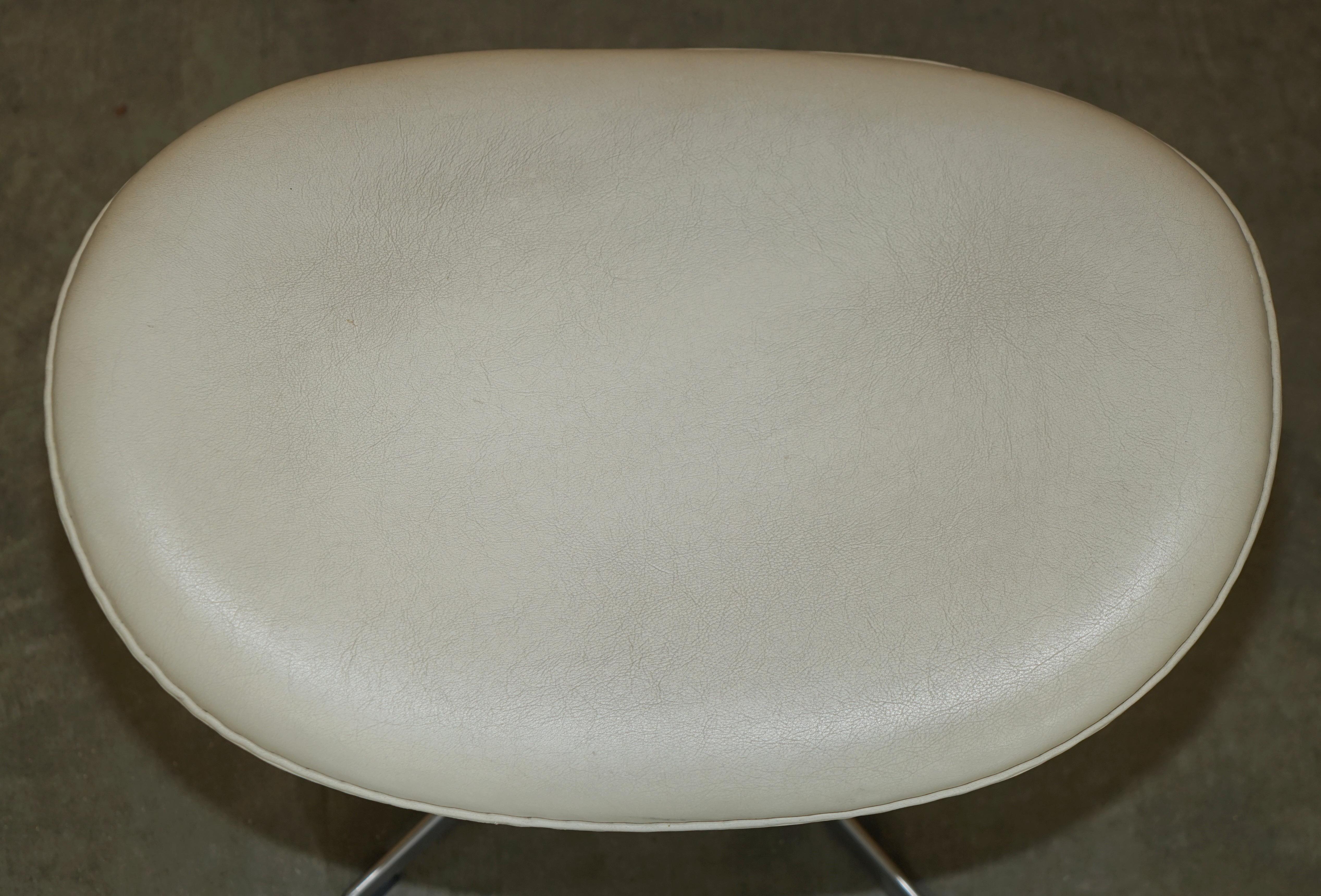 CALZOLAIO FRITZ HANSEN IN PELLE CREMOSA STAMPATA E OTTOMANO in vendita 12