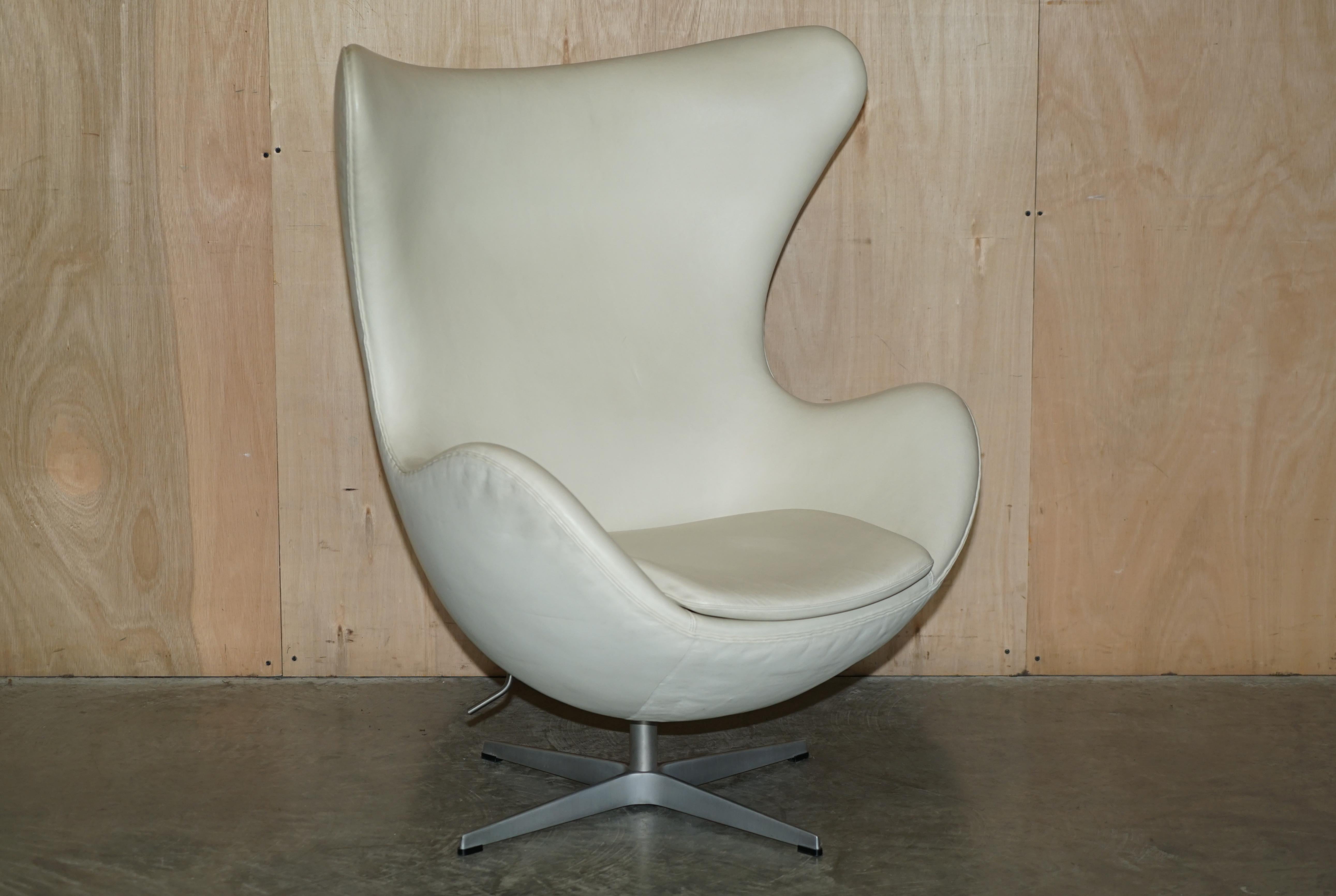 Fait main CHAISE EGG EN CUIR CRÉMÉ FRITZ HANSEN ET OTTOMAN FOOTSTOOL STAMPED en vente