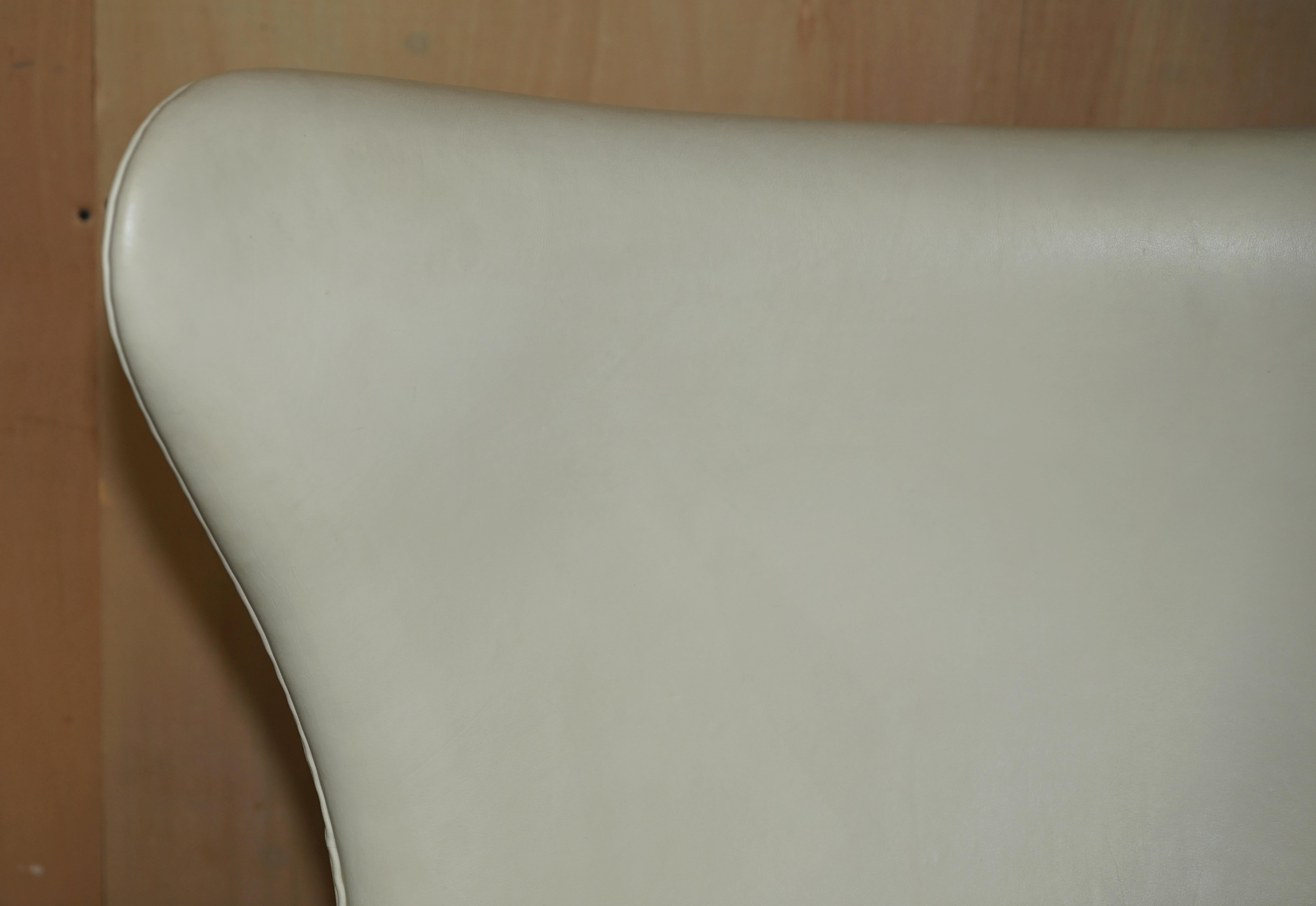 CHAISE EGG EN CUIR CRÉMÉ FRITZ HANSEN ET OTTOMAN FOOTSTOOL STAMPED en vente 1