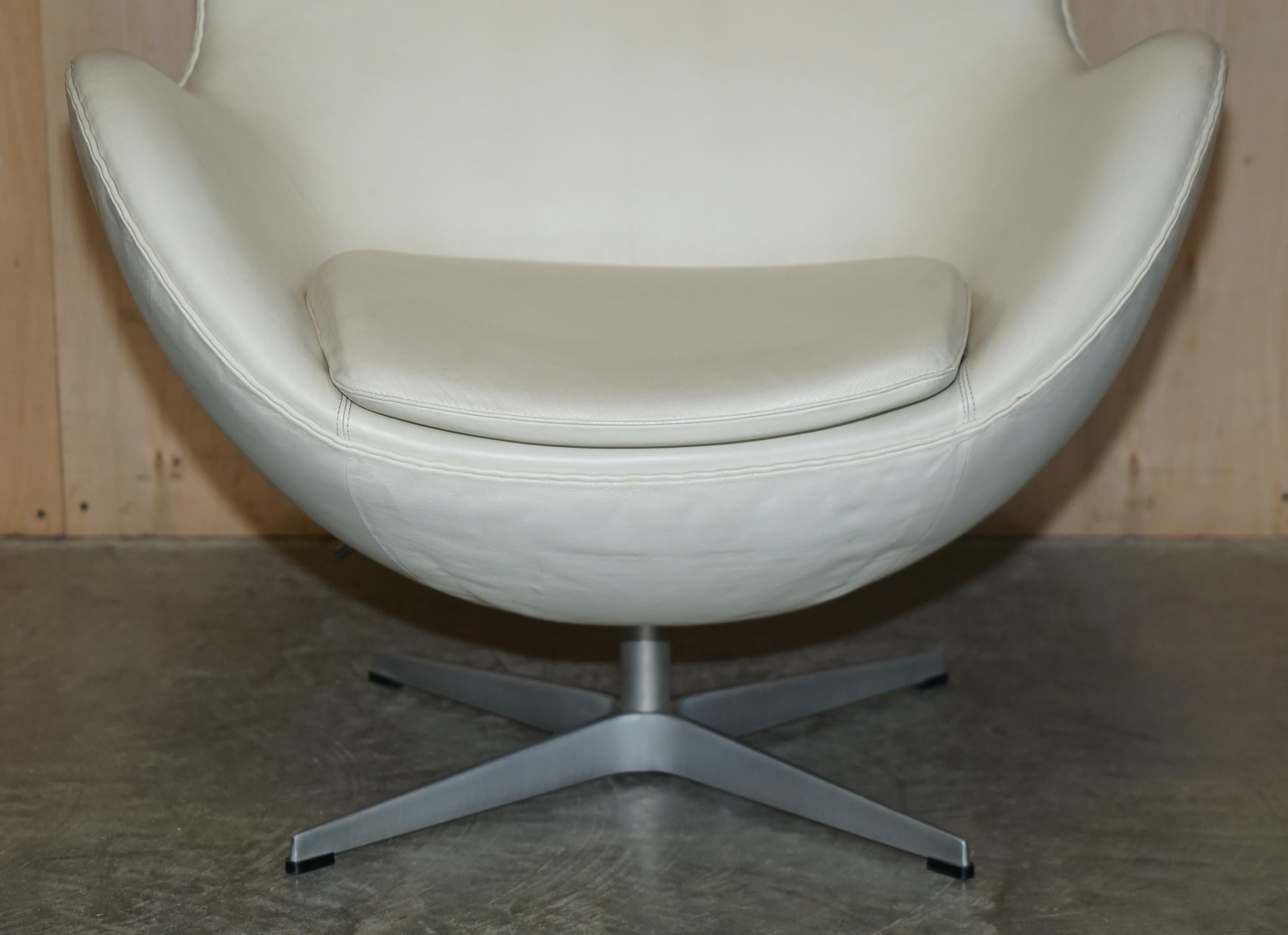 CHAISE EGG EN CUIR CRÉMÉ FRITZ HANSEN ET OTTOMAN FOOTSTOOL STAMPED en vente 2