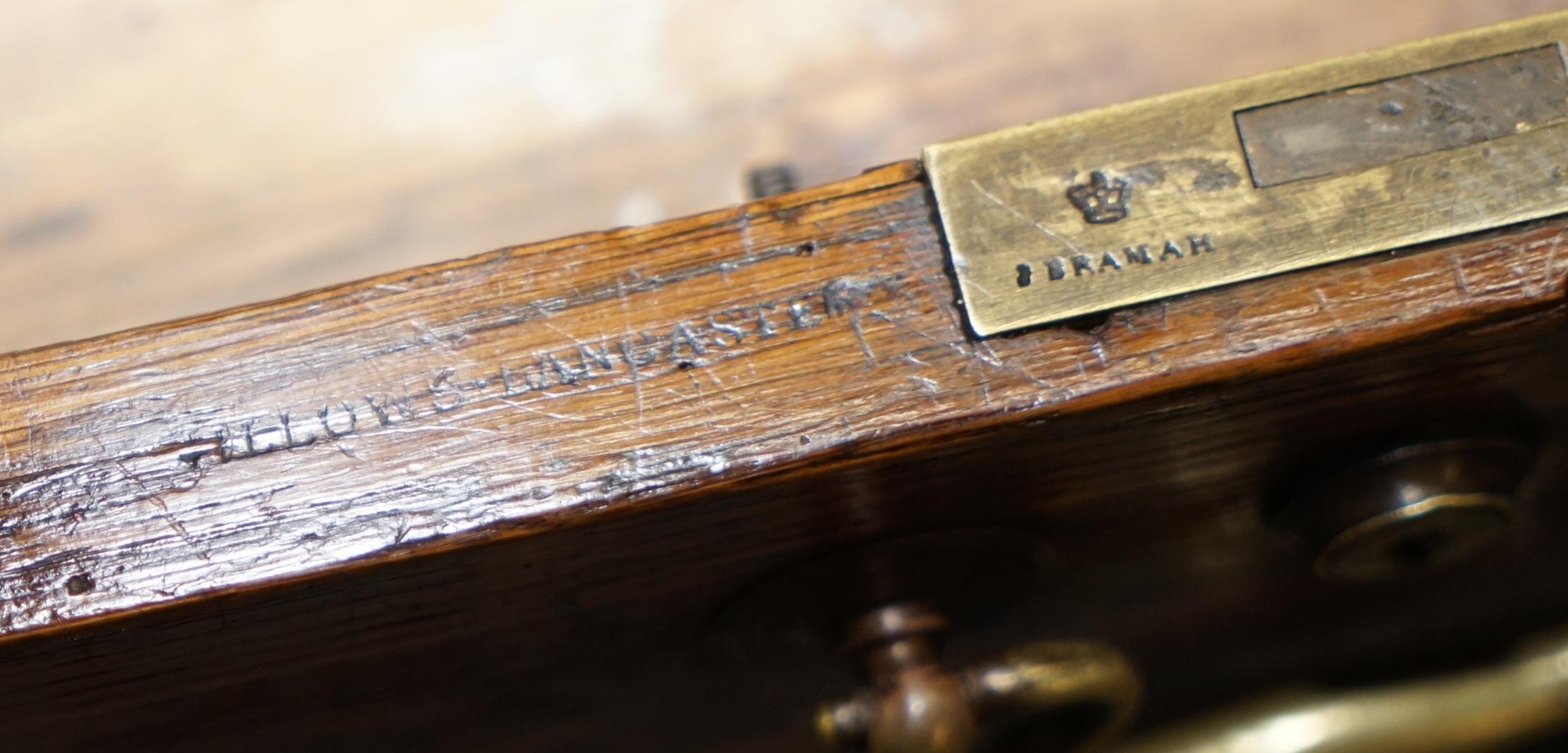 Wir freuen uns, diesen atemberaubenden und außergewöhnlich seltenen Gillows Lancaster Schreibtisch mit zwei Sockeln in getäfelter, gemaserter Eiche zum Verkauf anbieten zu können

Ein außergewöhnlich seltenes Beispiel für einen frühviktorianischen