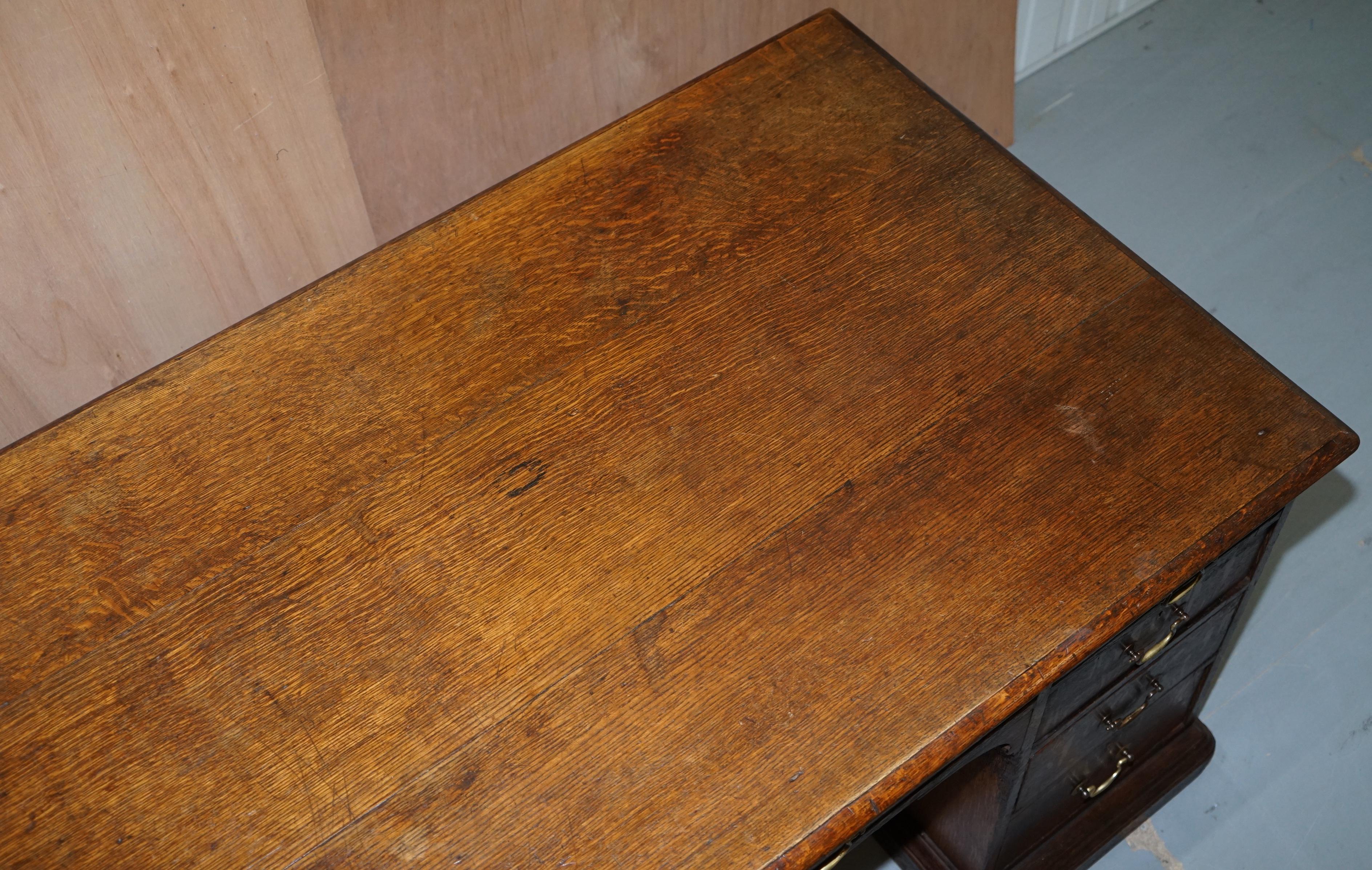 Gestempelt Gillows Lancaster Doppelseitiger Doppelsockel Partner-Schreibtisch aus gemaserter Eiche (19. Jahrhundert) im Angebot