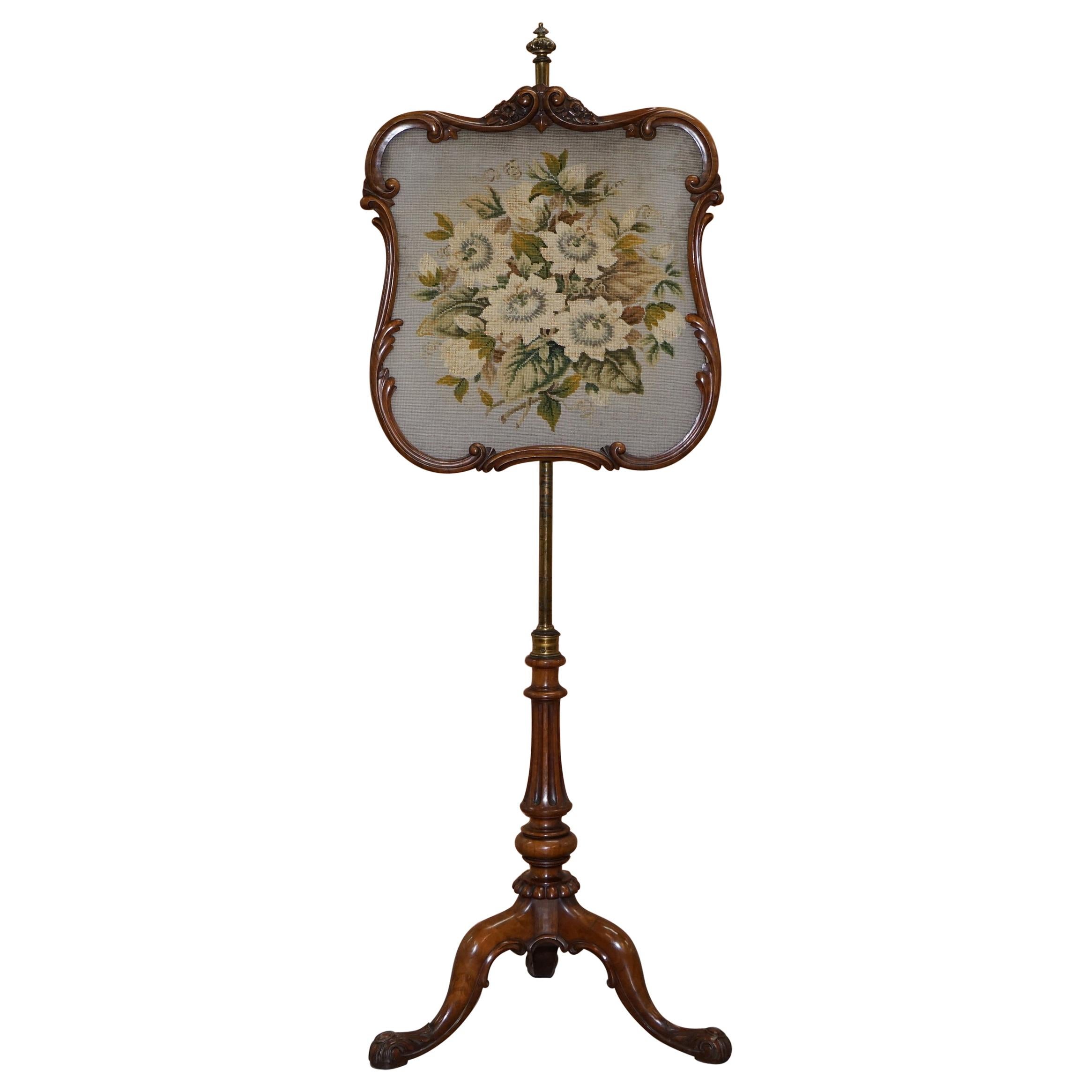 Stamped Gillows of Lancaster Walnut Height Adjustable Fire Screen, circa 1850 For Sale