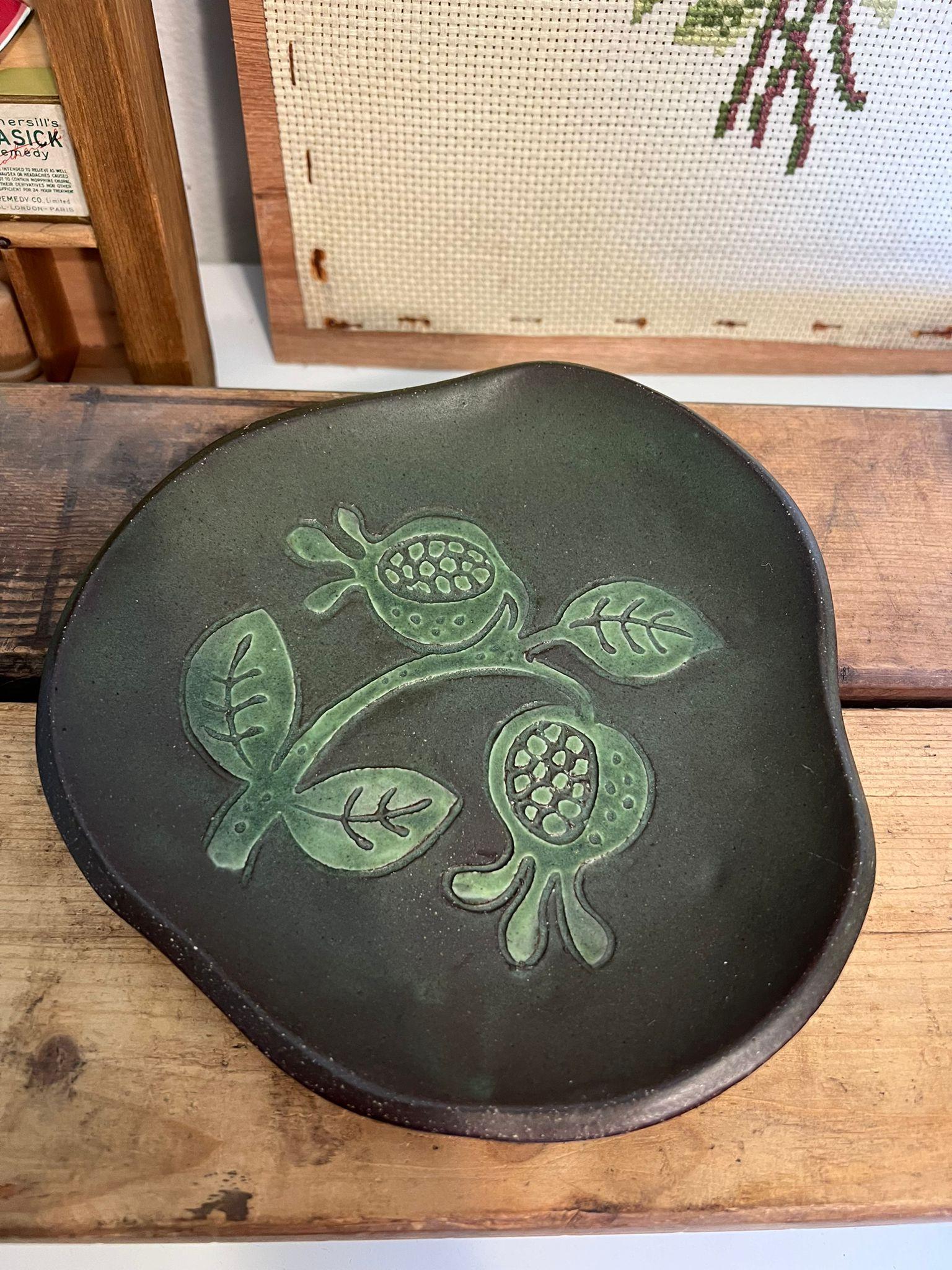 Stamped mid Century Modern style floral studio Pottery. In Good Condition For Sale In Seattle, WA