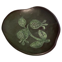 Studio Pottery floreale timbrato in stile mid Century Modern.
