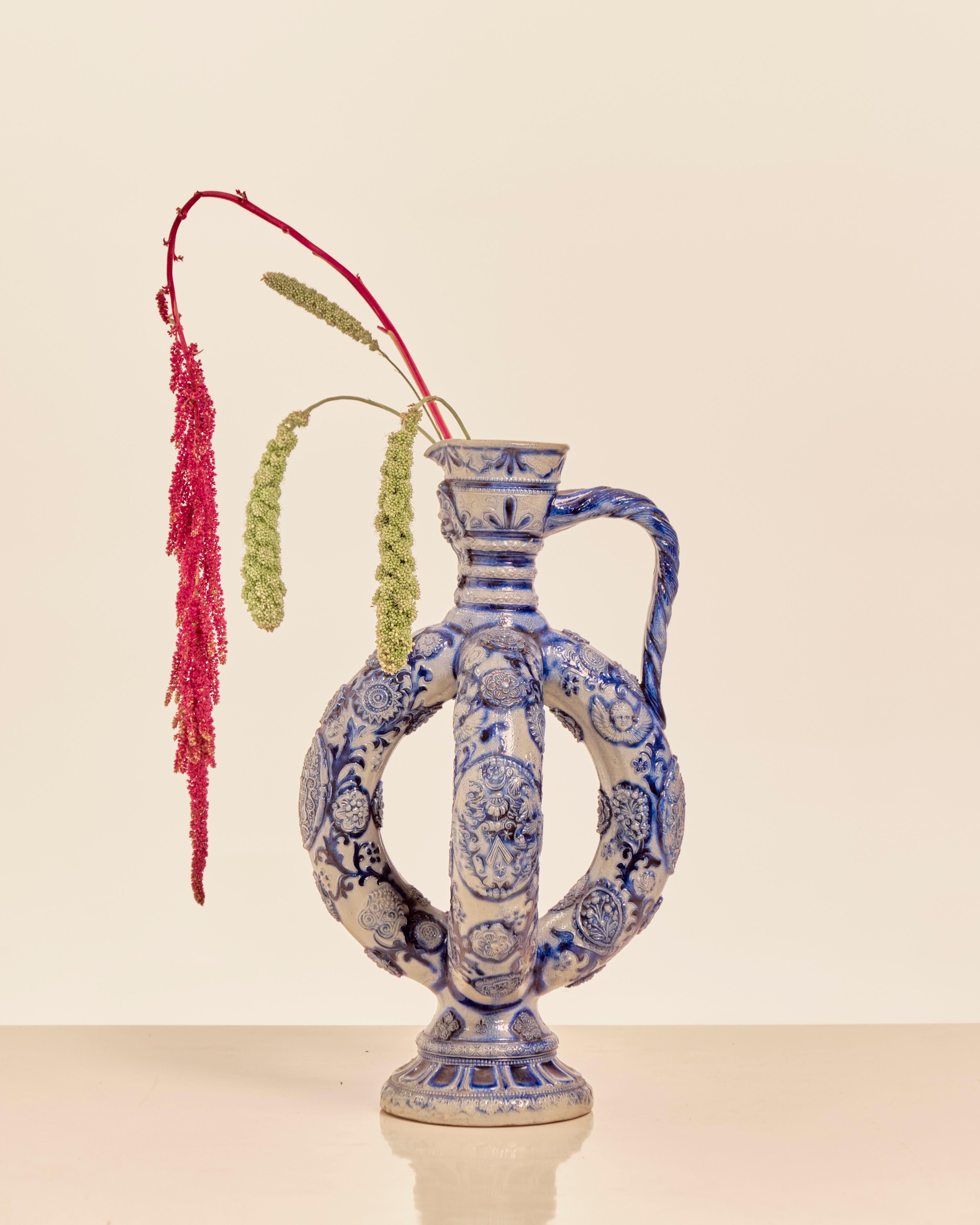 Años 70, Alemania. Gran vasija de cerámica Vinkanna con ornamentación floral estampada y asa trenzada. Artista desconocido pero Firmado '73 en el interior del pico.  