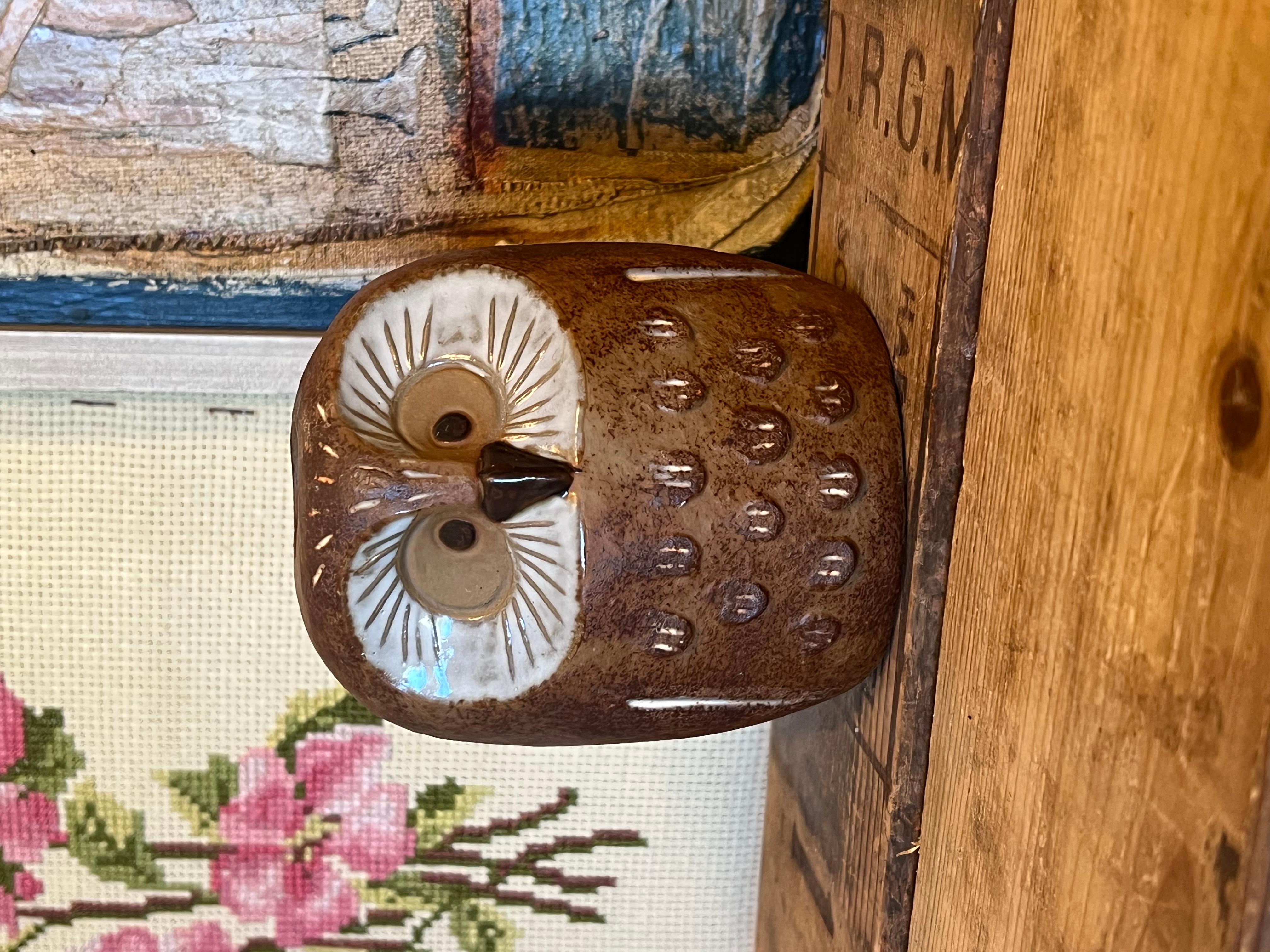 Geprägte Eulen-Skulptur mit Braun- und Beigetönen. 


Abmessungen. 4