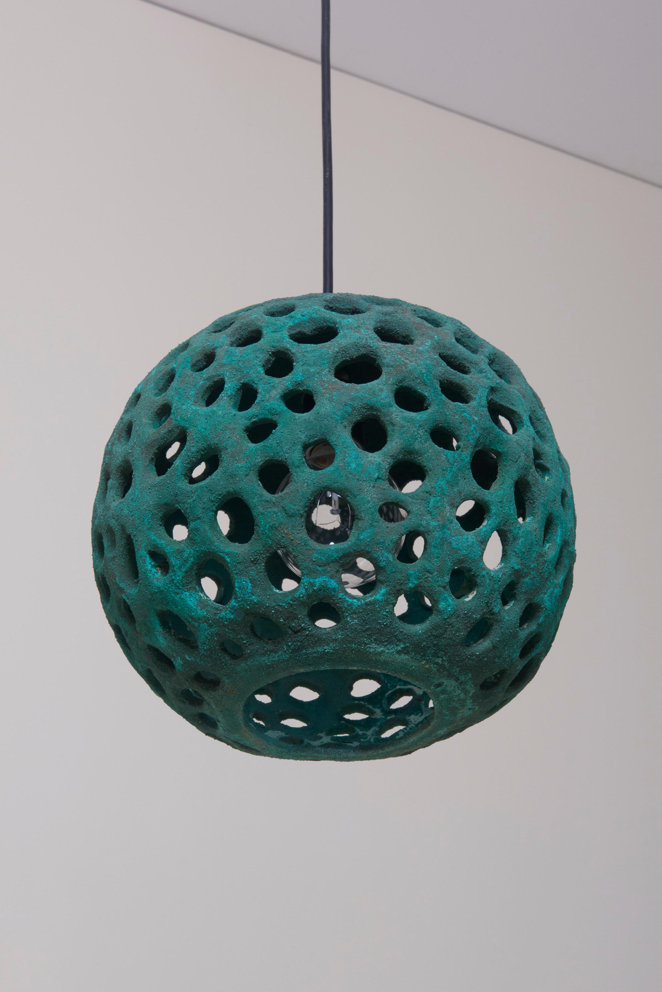 Excellent handmade Stan Bitters ceramic ball lamp in copper green. Warm light soaks through the different openings.
One model A / E27 bulb 40 watts.
To be on the safe side, the lamp should be checked locally by a specialist concerning local