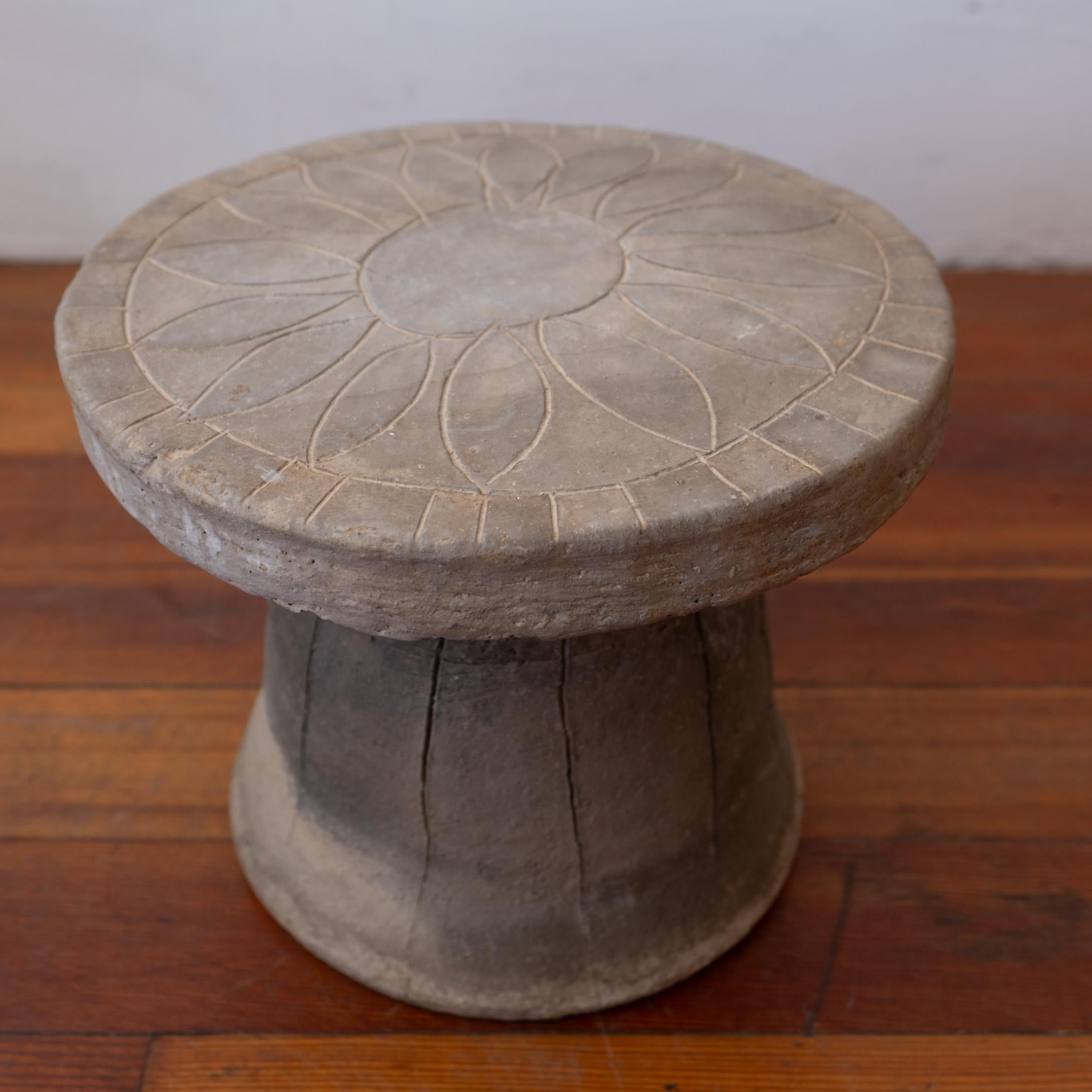 Table basse ou tabouret de l'artiste céramiste californien Stan Bitters pour Hans Sumpf.  Grès émaillé avec un motif floral incisé sur le dessus et des lignes verticales sur le pourtour de la base. Il s'agit d'un exemple précoce, avec de jolies