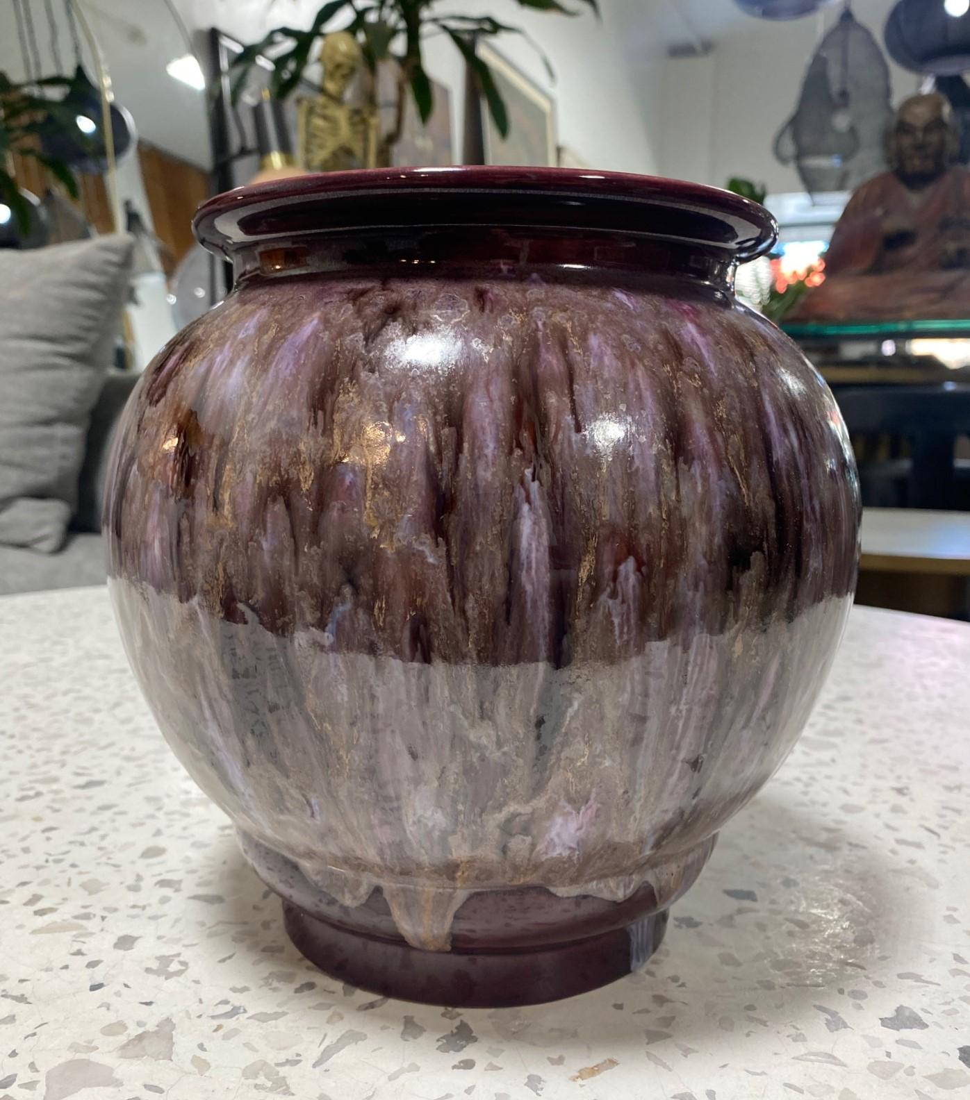 A wonderful, sumptuously glazed planter/vase by American California studio pottery master potter/ceramists Stan Bitters whose work was instrumental in shaping the organic modernist movement in the 1960s. The drip glaze is really quite special on