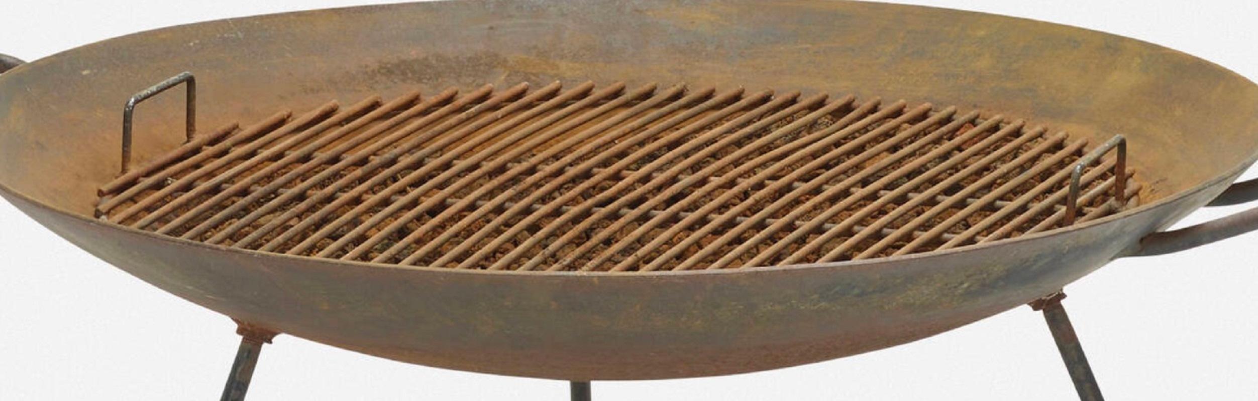 Fogata y barbacoa de exterior grande estilo Stan Hawk
Un elemento básico para las casas modernas de mediados de siglo que respetan la época
De acero fundido
También está disponible y en la foto una versión más pequeña que se vende por