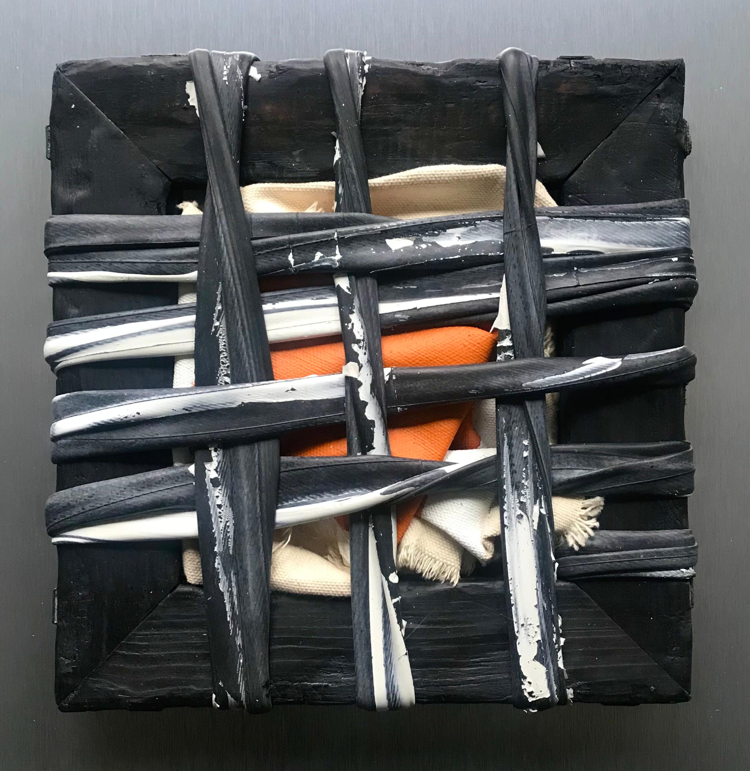 "Indizio #2", scultura astratta, legno, vernice, tubi di gomma, oggetti trovati