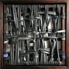 "Es complicado", escultura abstracta, madera, pintura, nudos de goma, objetos encontrados