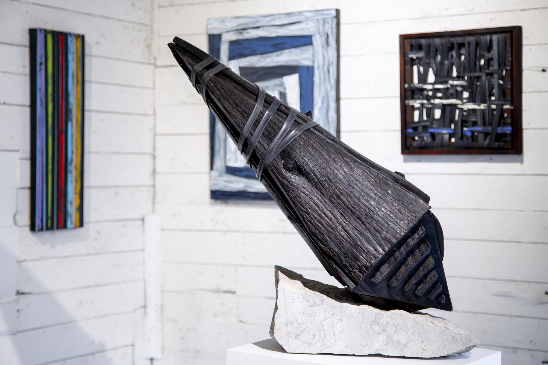« relique », sculpture abstraite, bois chauffé, base en granit, tube en caoutchouc pour bicyclette - Abstrait Sculpture par Stan Olthuis