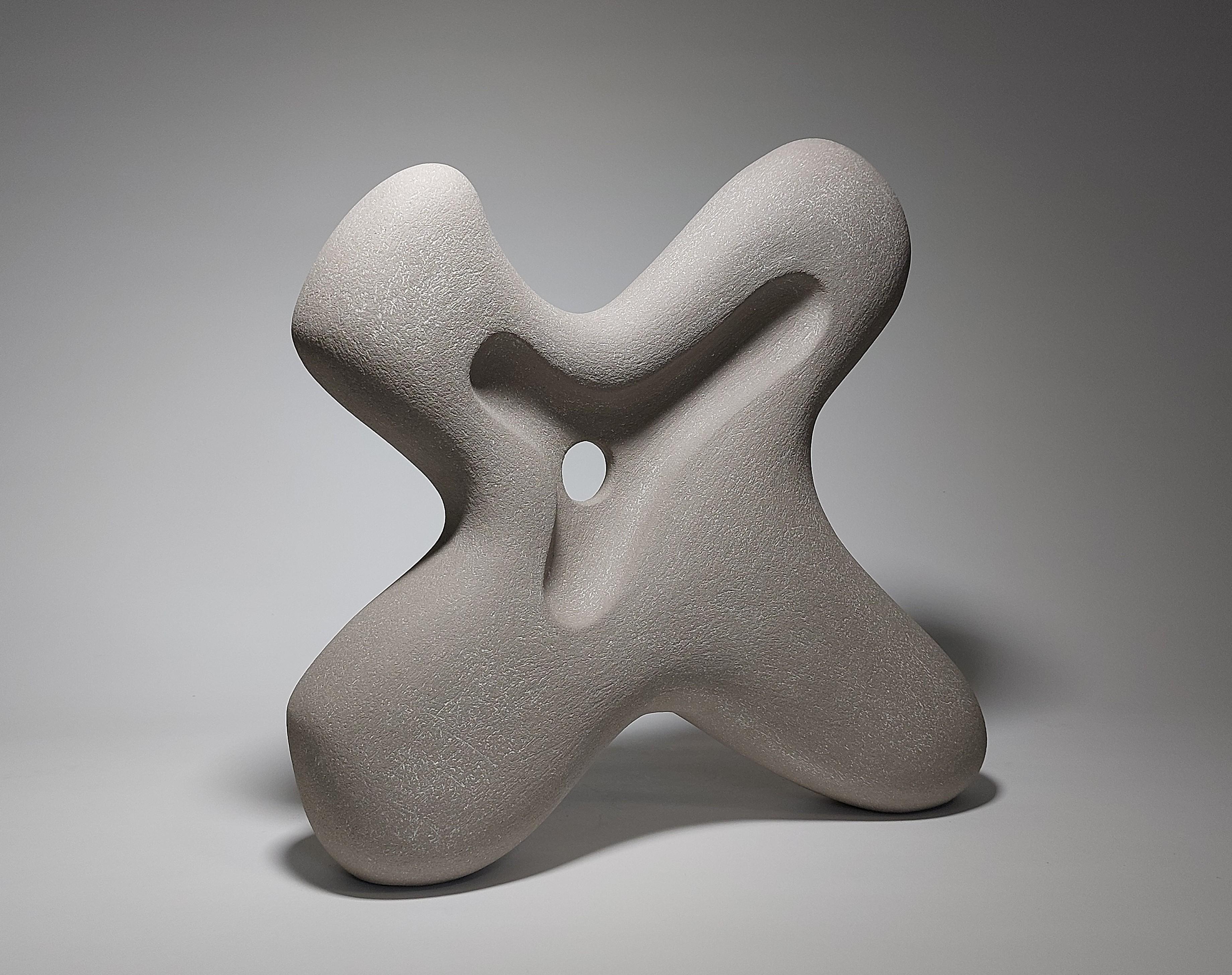 Stand - Abstract Grey Ceramic Sculpture by Rachel Peters, UK, Unglazed, In Stock.

Stand explore la présence à travers la posture, la tension et la force tranquille. Fabriquée à la main selon la méthode du serpentin en grès gris chamotté, la pièce